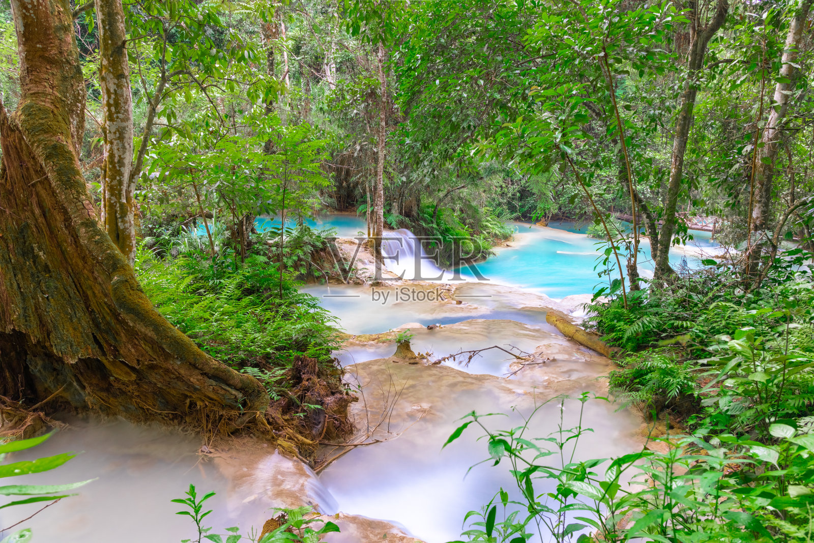 老挝琅勃拉邦的匡司瀑布，有着神奇的蓝绿色。老挝琅勃拉邦山区的瀑布一年四季都在自然国家公园雨林中流动照片摄影图片