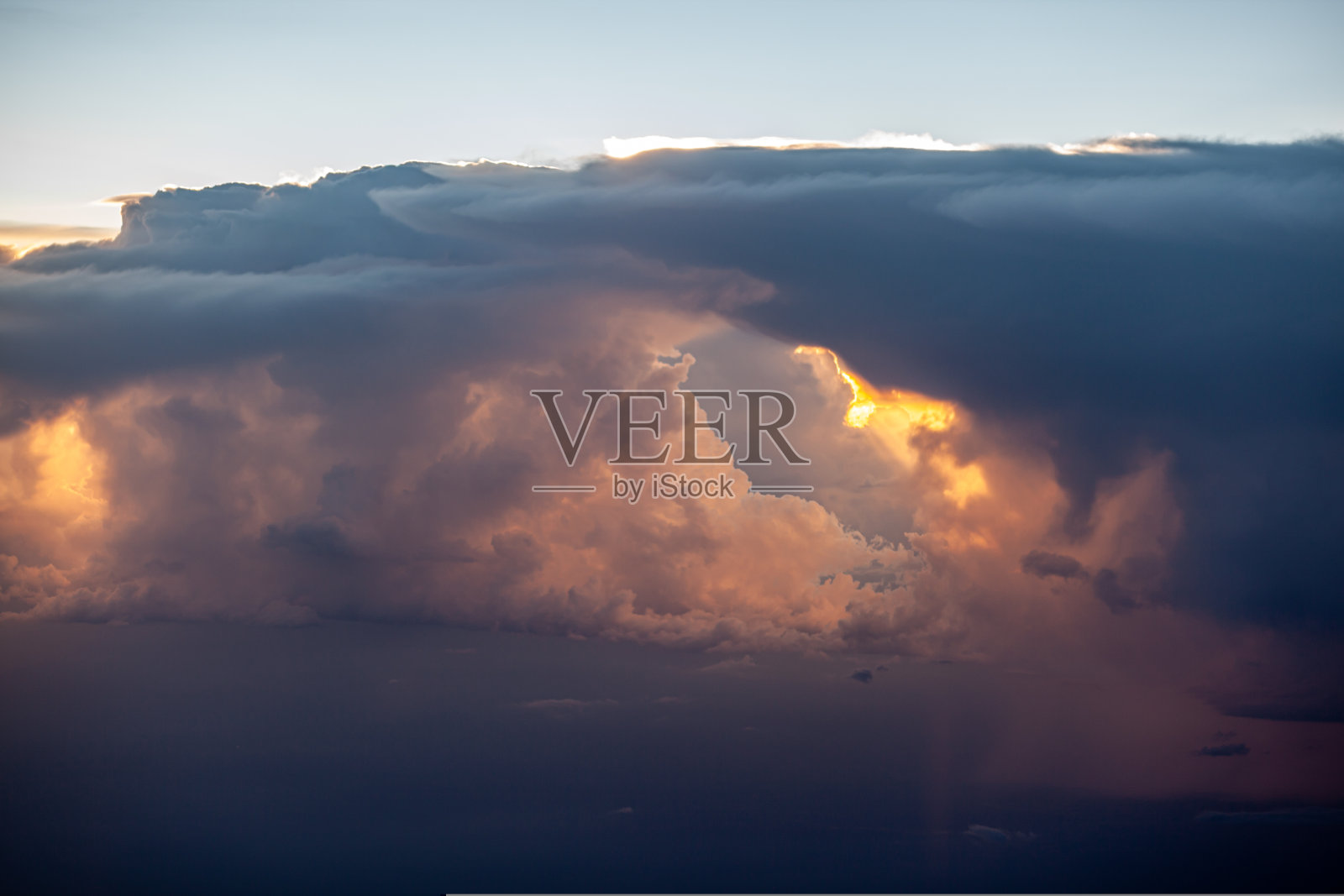 飞机飞行。通过照明器看到飞机的机翼和地面照片摄影图片