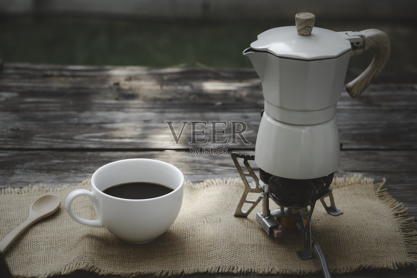 新鲜黑咖啡和摩卡壶照片摄影图片