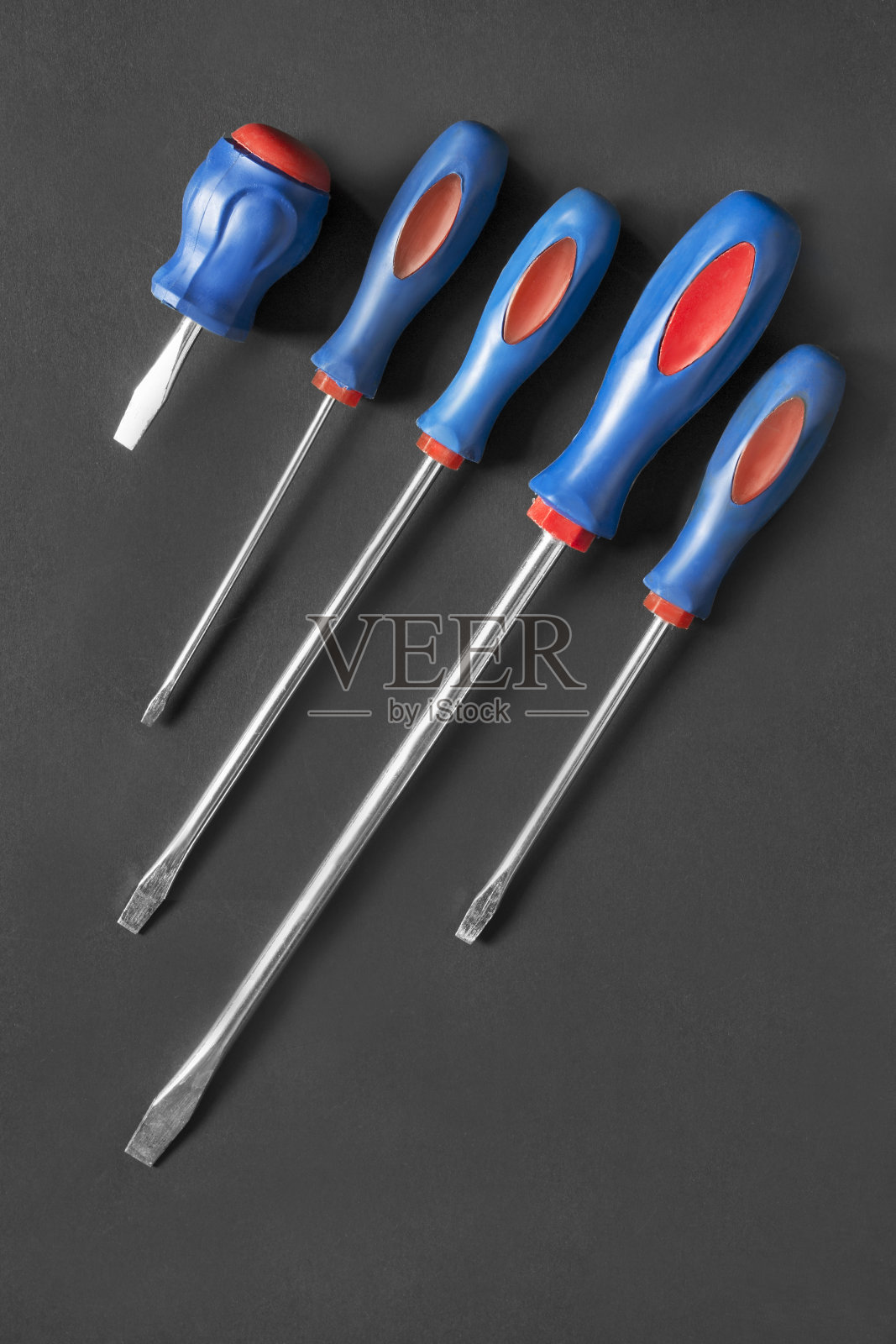 黑色背景的螺丝刀照片摄影图片