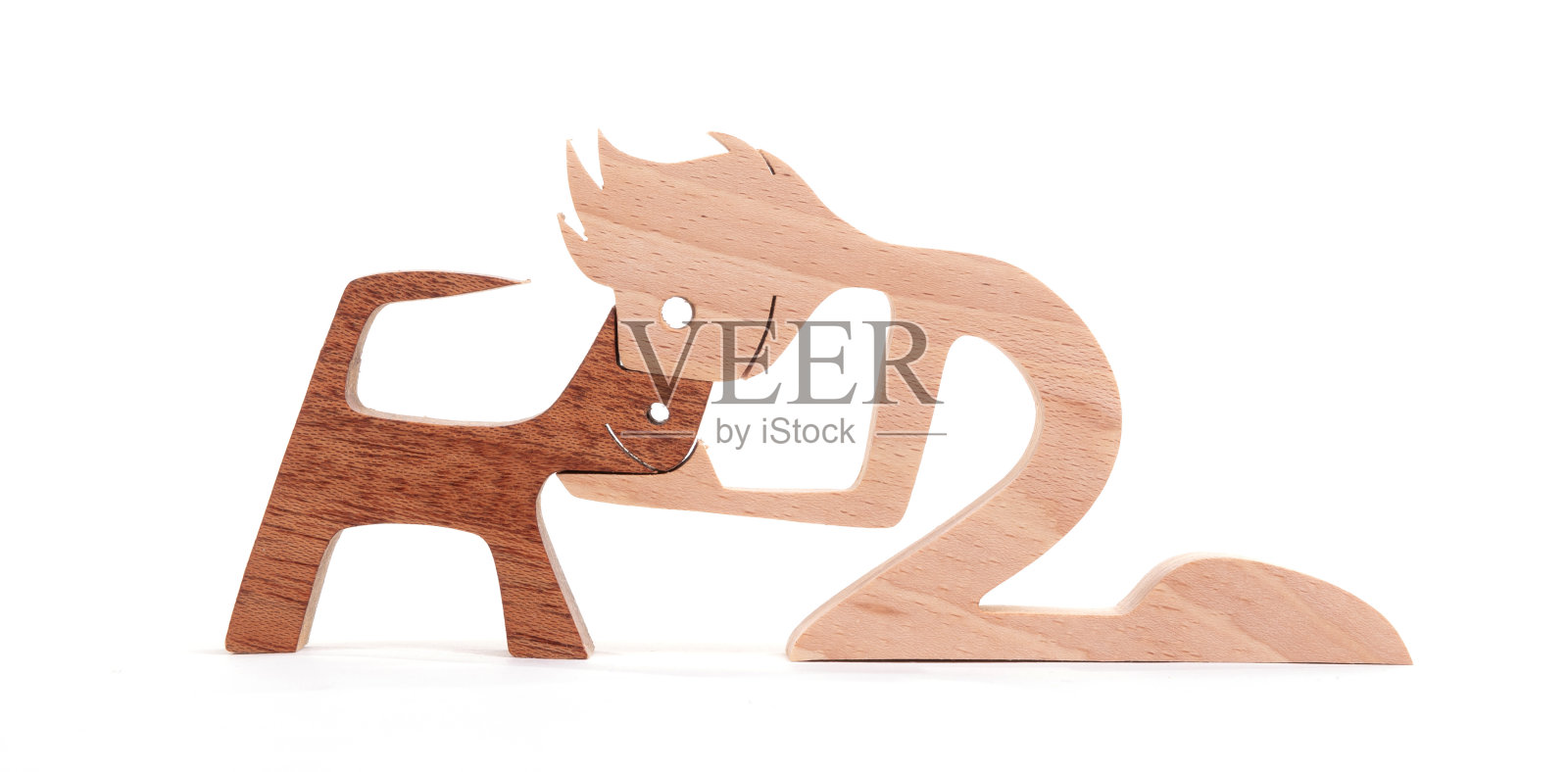 宠物主人和友谊的概念-男人正在拥抱可爱的猫照片摄影图片