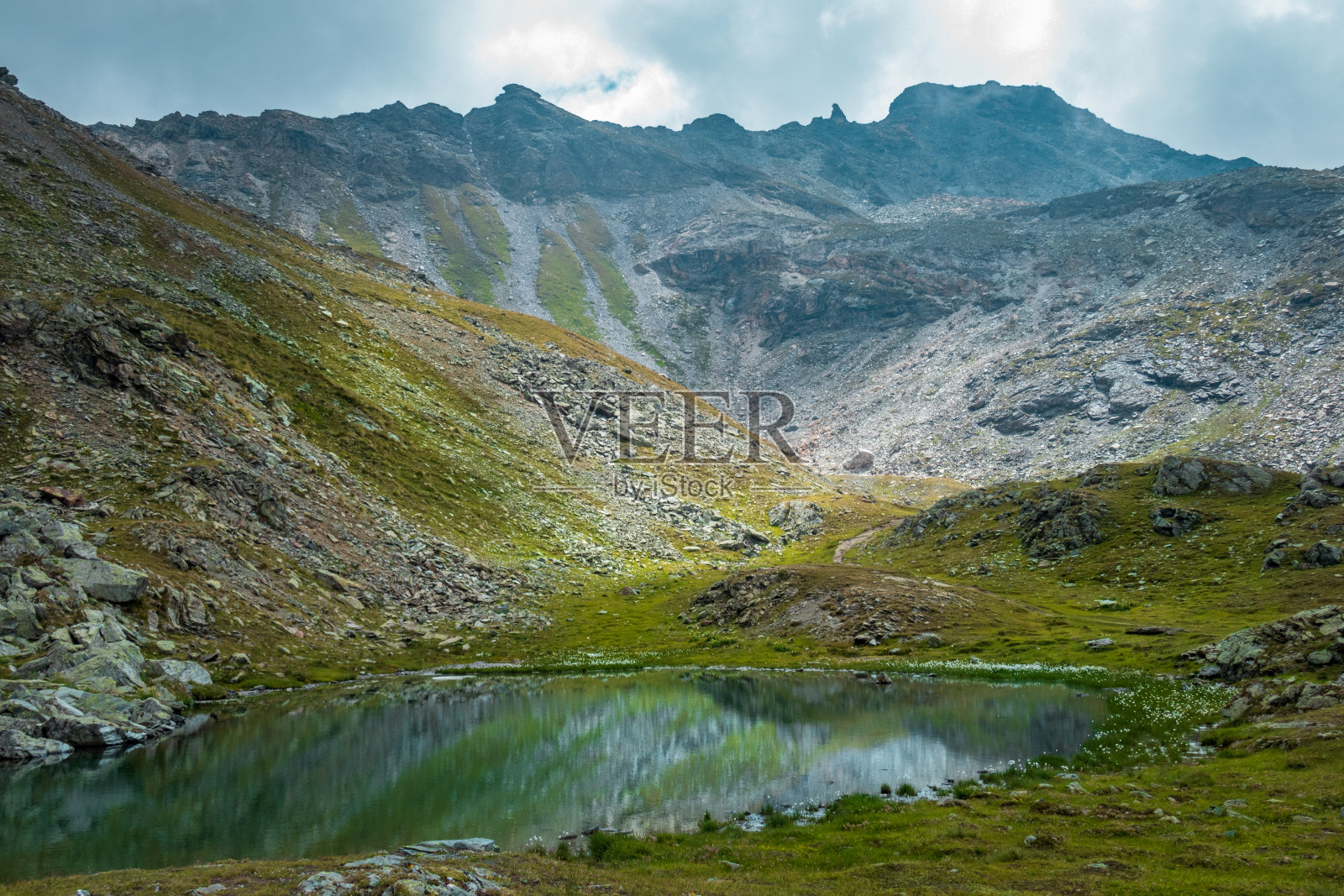 夏天美丽的奥斯塔山谷照片摄影图片