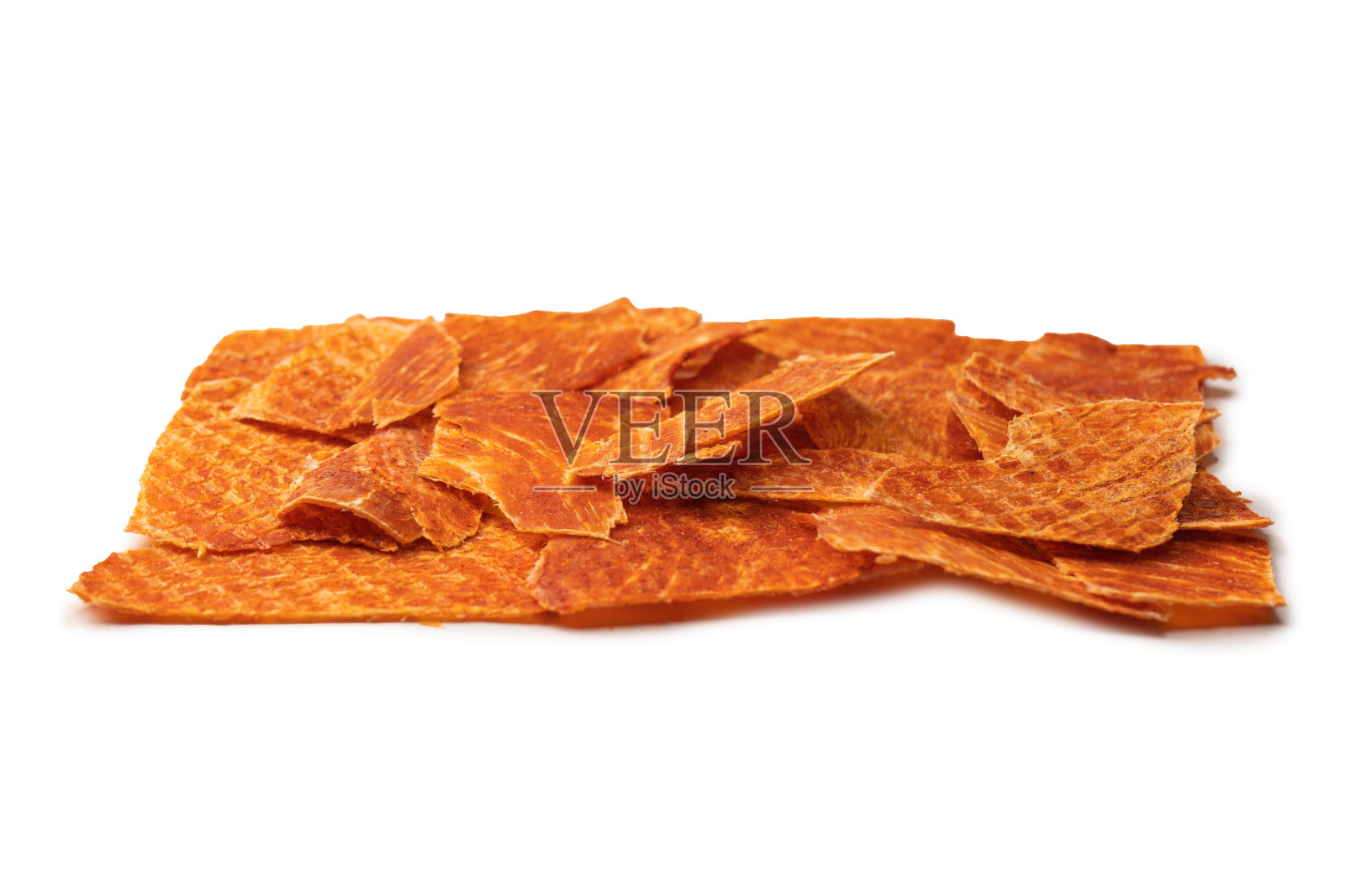 一组美味的啤酒零食。脱水鸡肉片。照片摄影图片