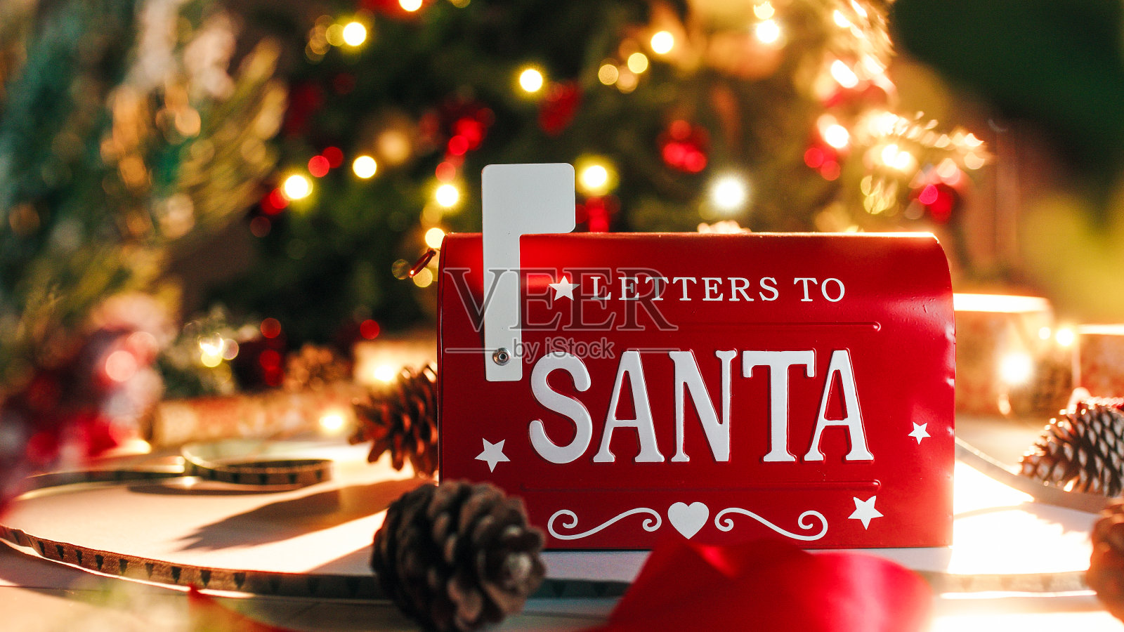 圣诞邮筒塞满了信，靠在桌子上照片摄影图片