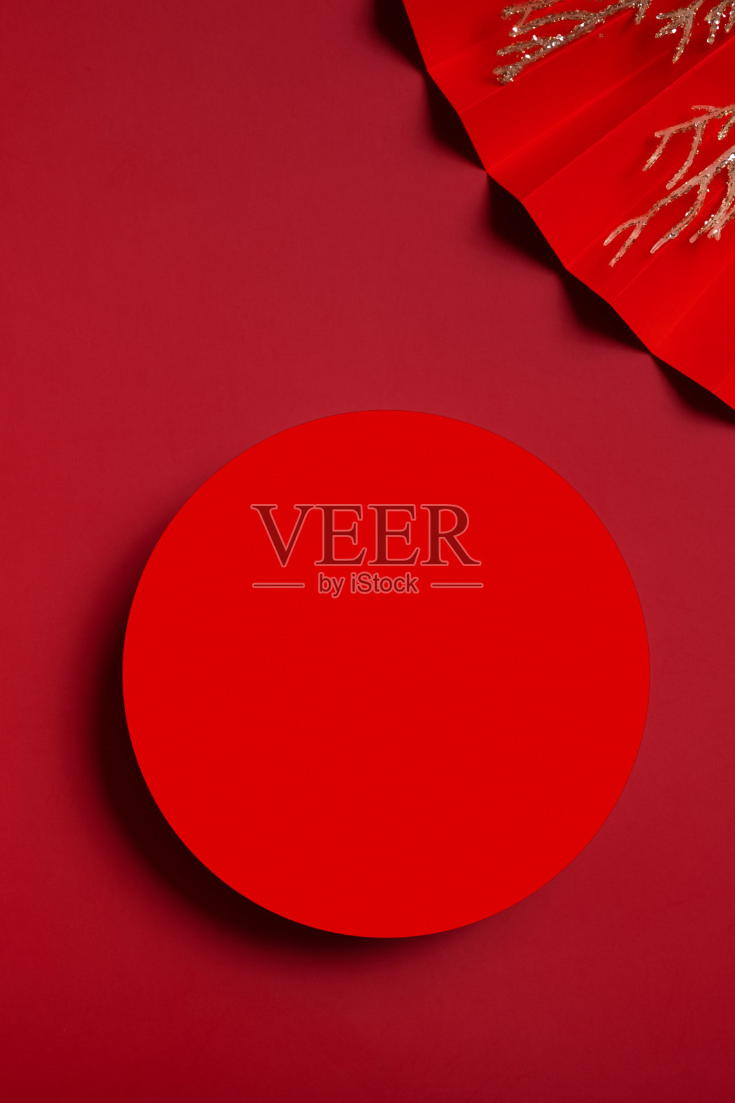 模拟讲台、舞台或基座和纸扇农历新年的标志俯瞰照片摄影图片