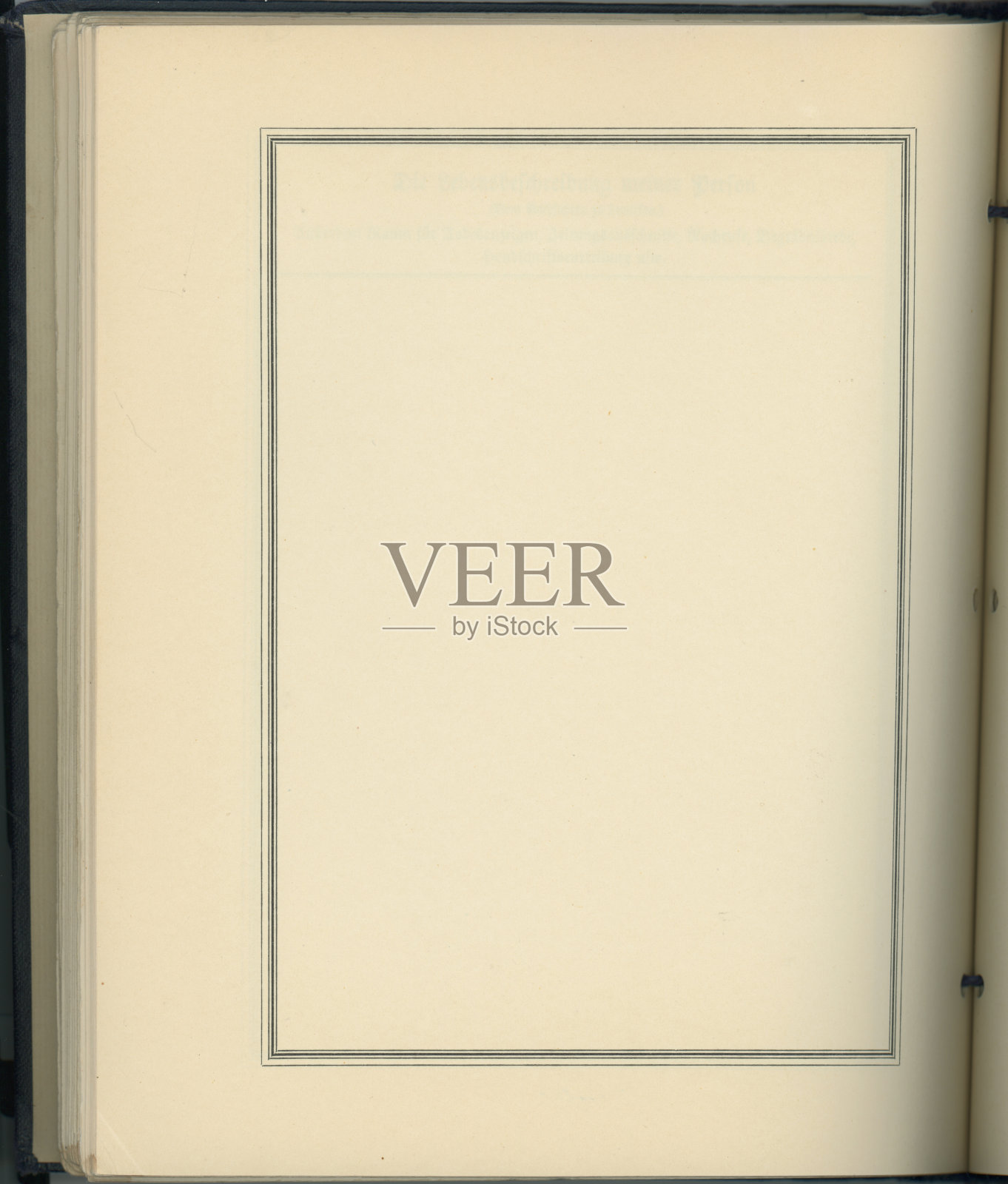 一页空空如也的旧书照片摄影图片