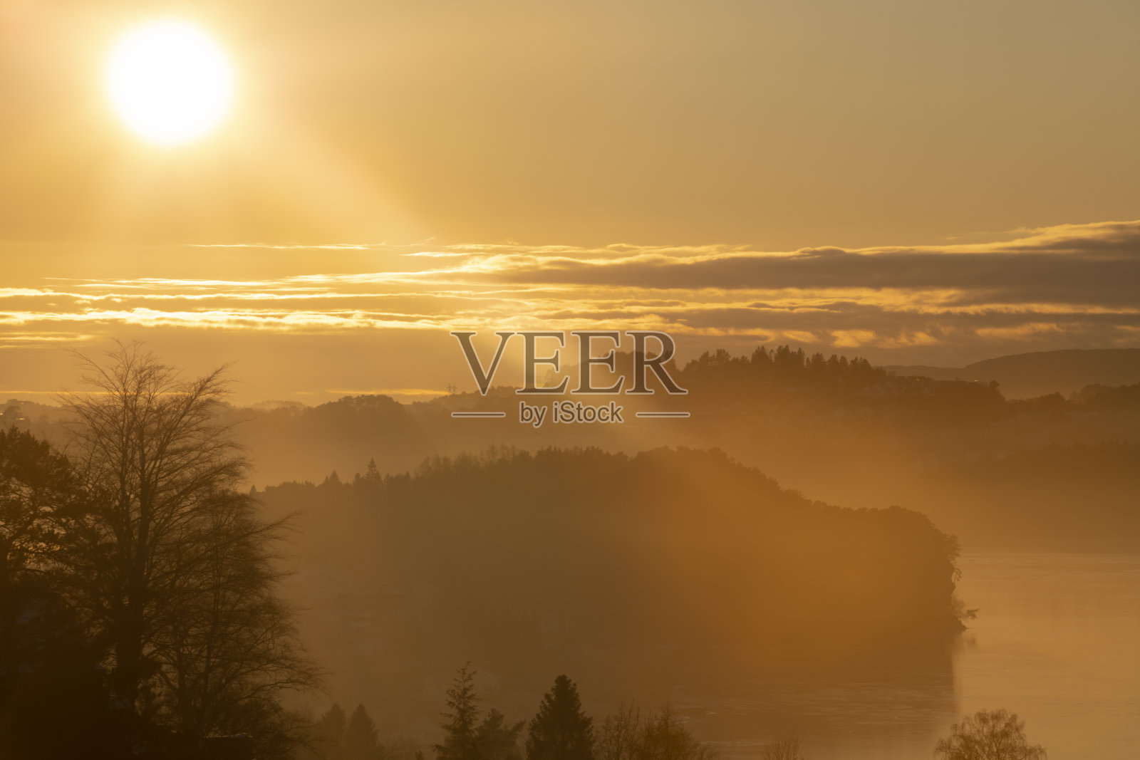 冬季，在挪威西海岸卑尔根市附近的峡湾，日落前不久的深夜照片摄影图片