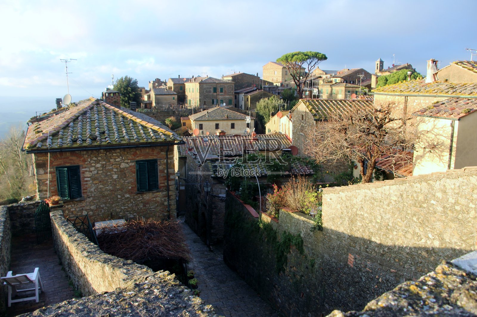 意大利-托斯卡纳-沃尔泰拉村-老城区的小街道照片摄影图片