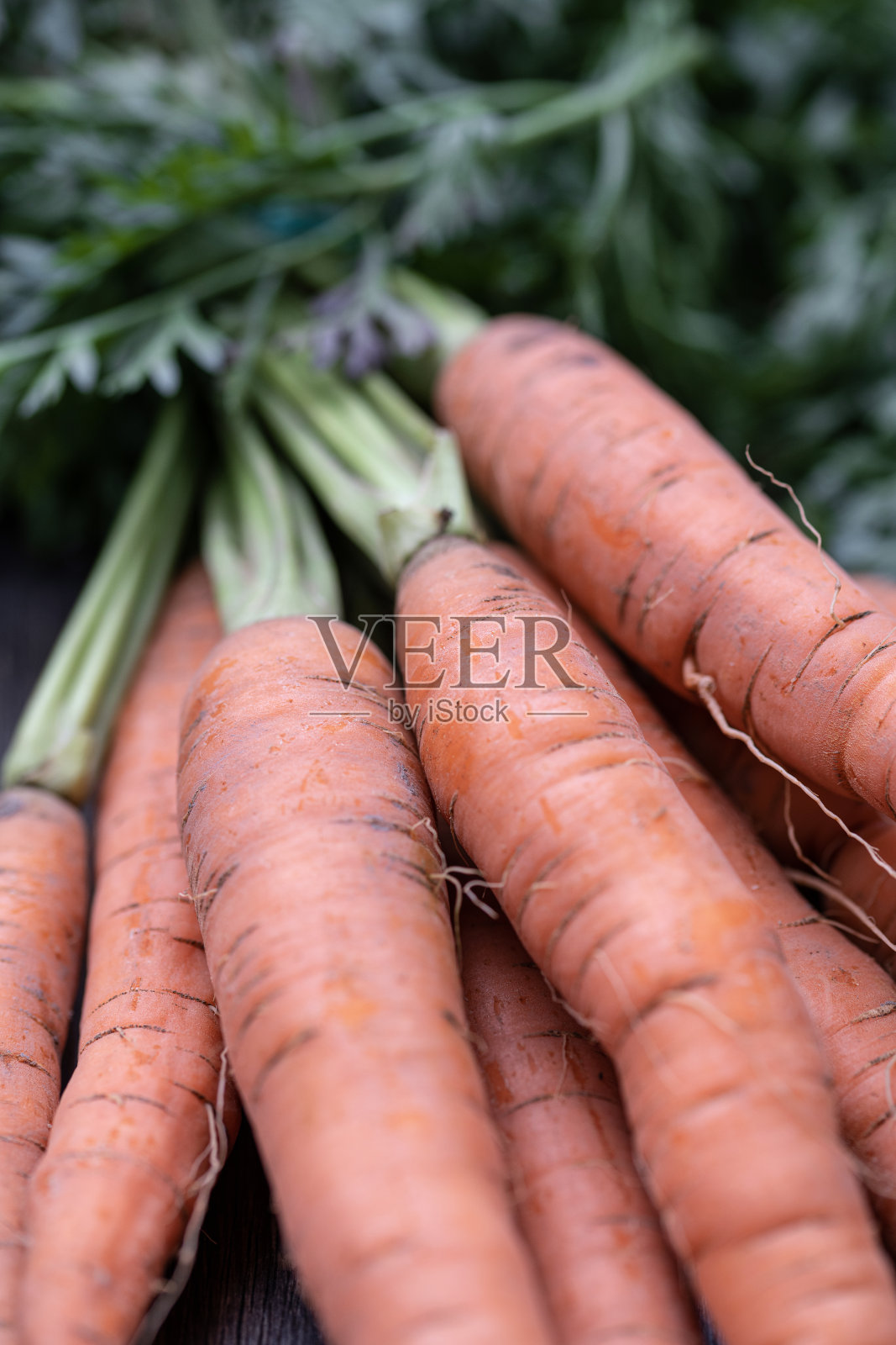 有机胡萝卜放在木桌上。照片摄影图片