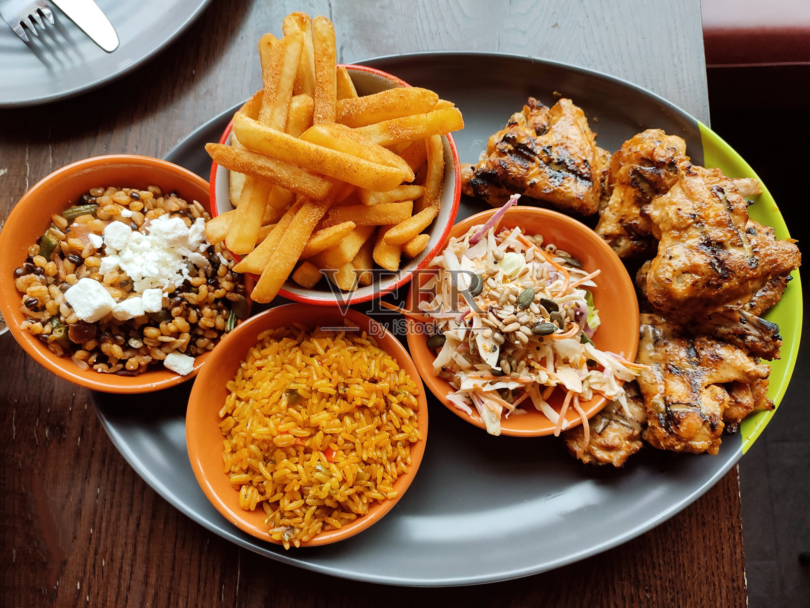 传统的鸡肉烧烤与薯条，米饭和小麦配菜在格拉斯哥苏格兰英格兰英国照片摄影图片