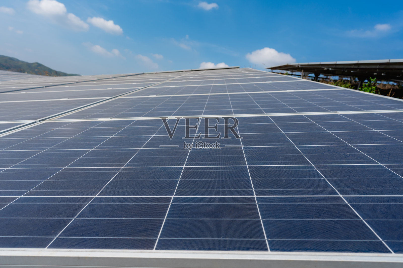 蓝天白云下的太阳能电池板特写照片摄影图片
