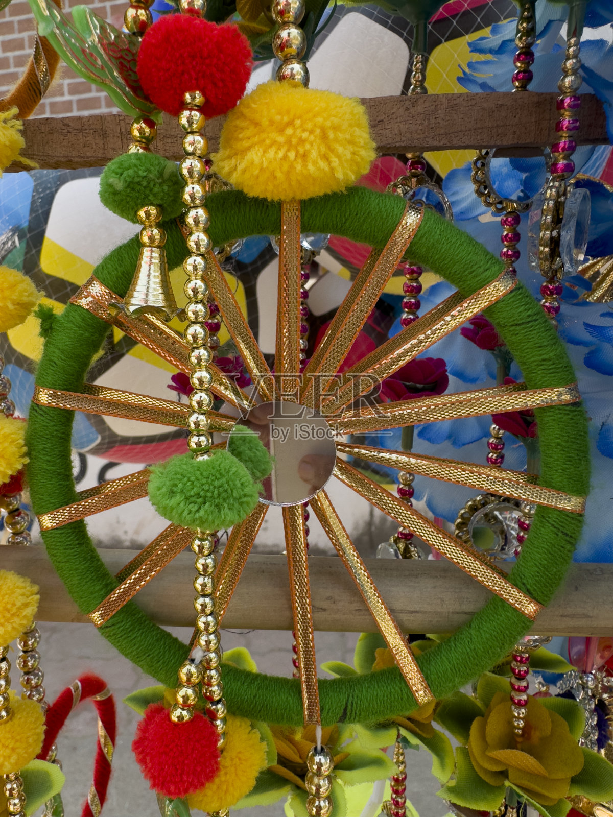 室内悬挂多色手工艺品照片摄影图片