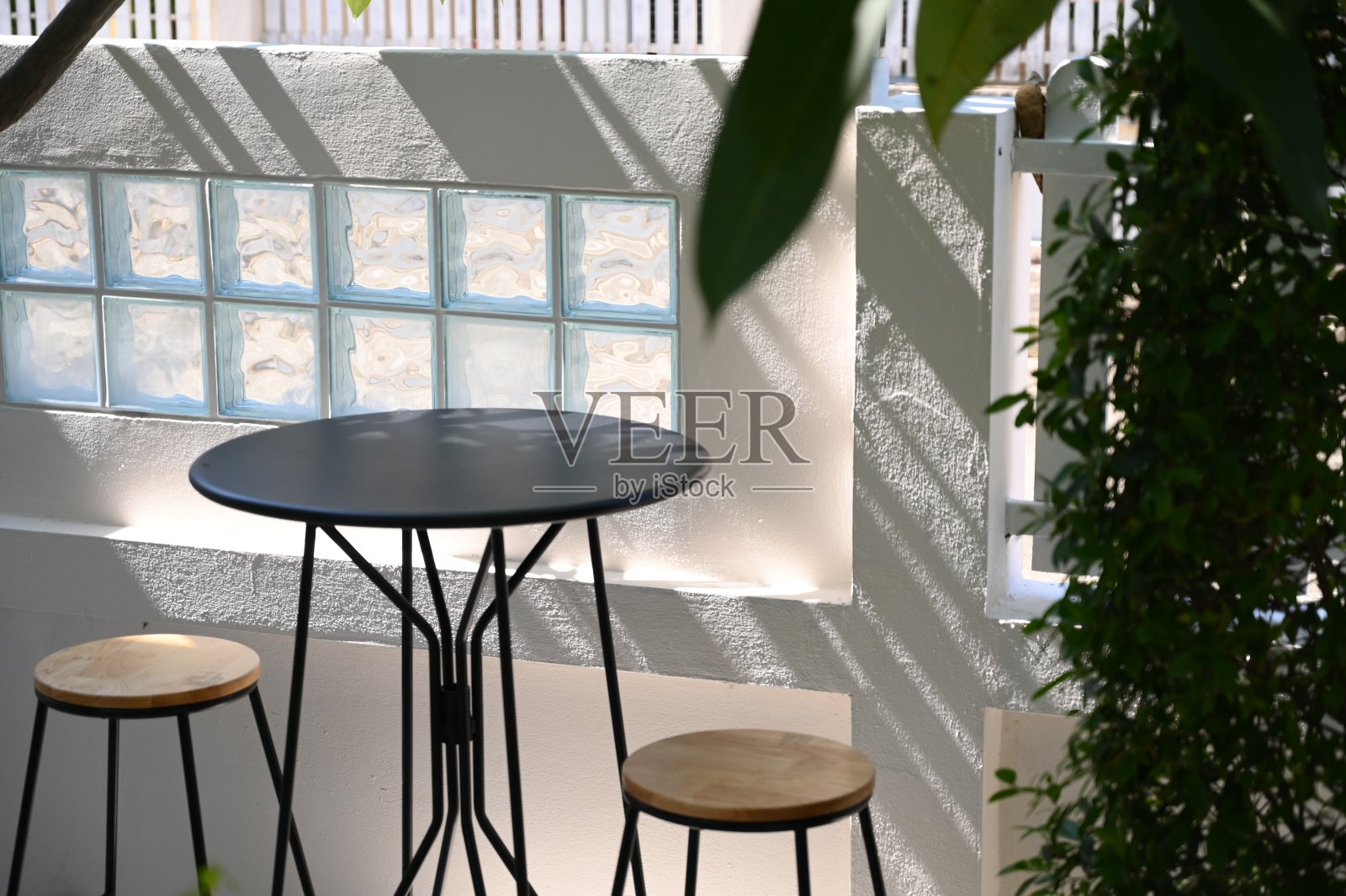 花园里有圆桌和椅子照片摄影图片