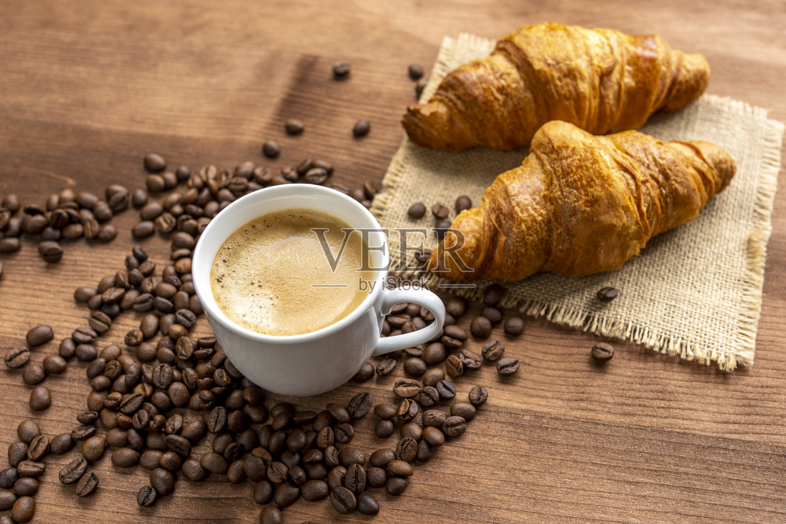 热咖啡和牛角面包照片摄影图片