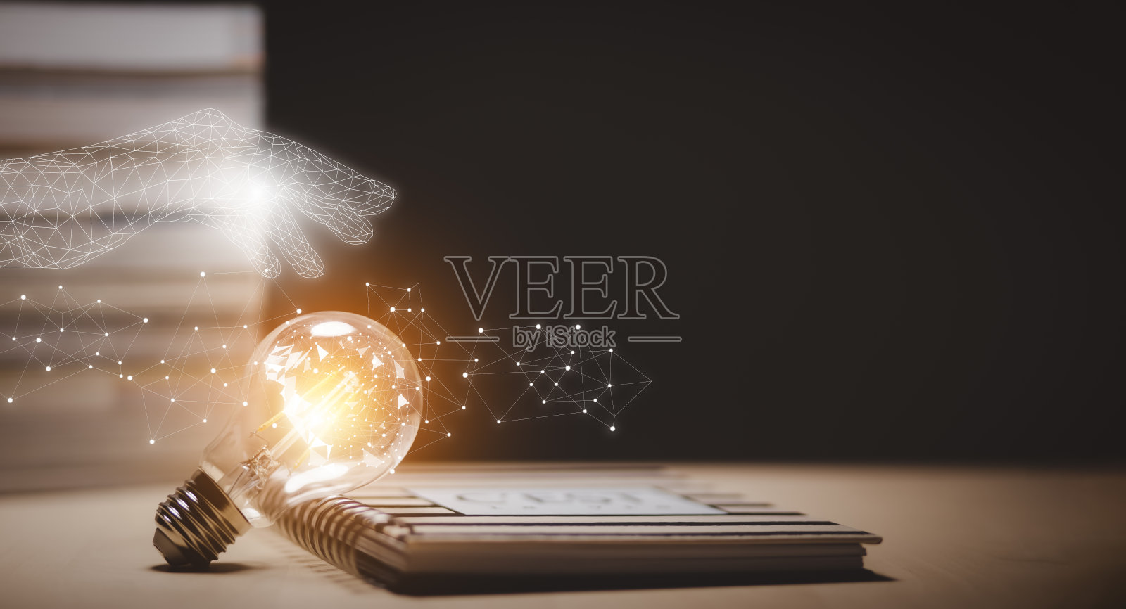 思维和创意的概念，灯泡上的书和灯泡风格bokeh古色古香的黑暗背景，概念的想法阅读书籍，知识，并寻找新的想法。照片摄影图片