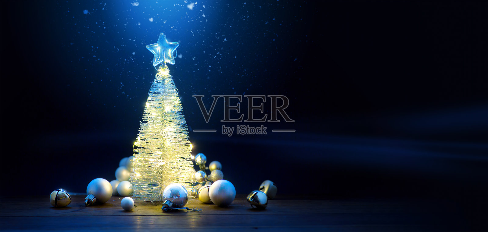 圣诞树和圣诞灯。圣诞横幅或贺卡设计与复制空间照片摄影图片