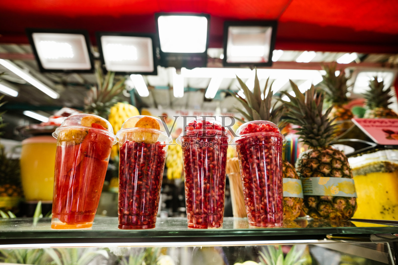 市场上的果汁摊位照片摄影图片