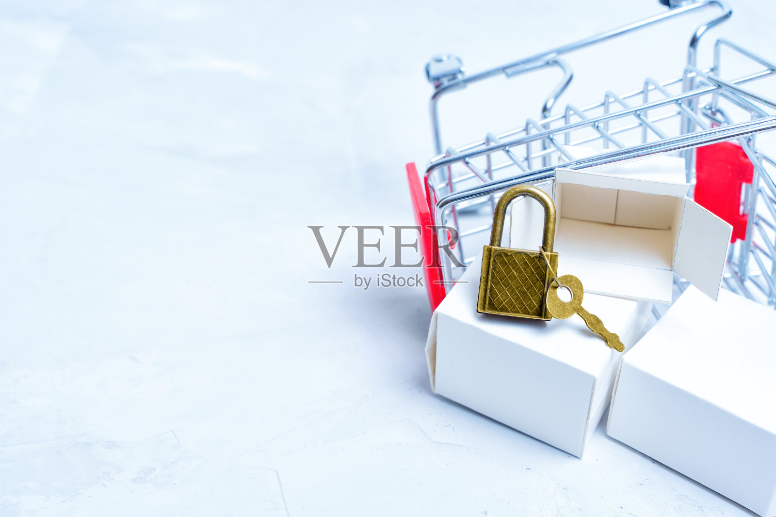 带有送货箱和挂锁的玩具推车照片摄影图片