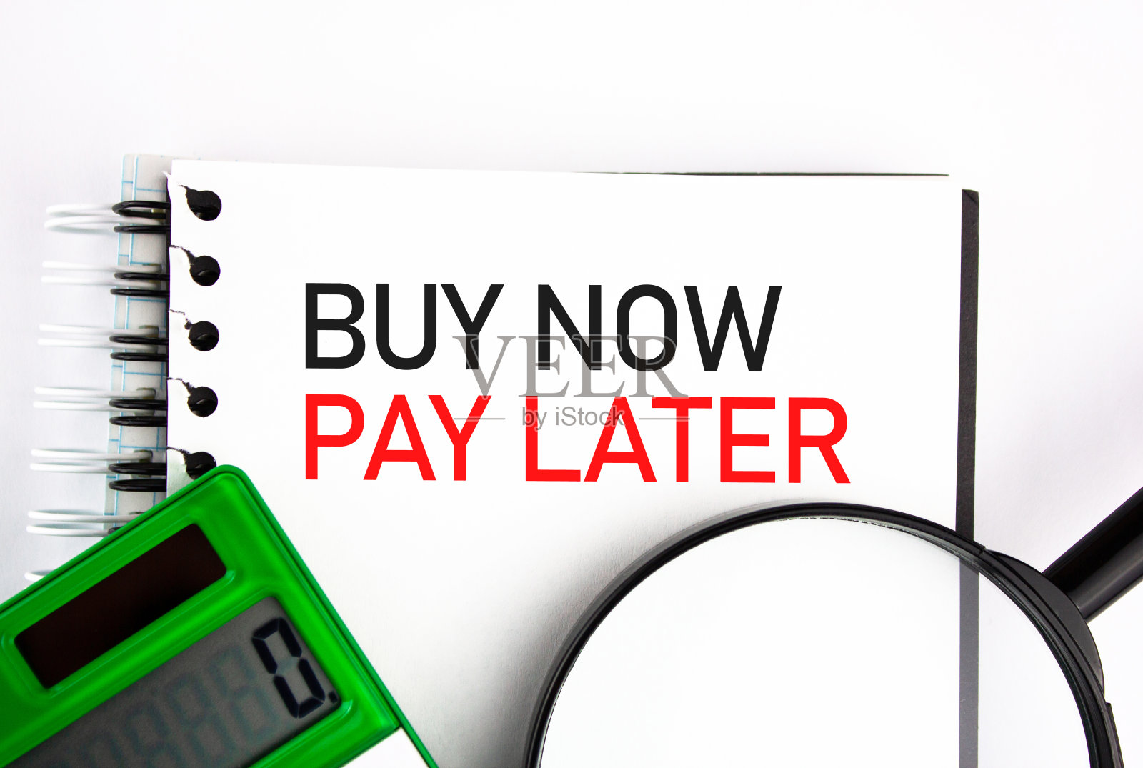 先买后付-文字概念旁边的计算器。以分期付款的方式，赊购的概念。照片摄影图片