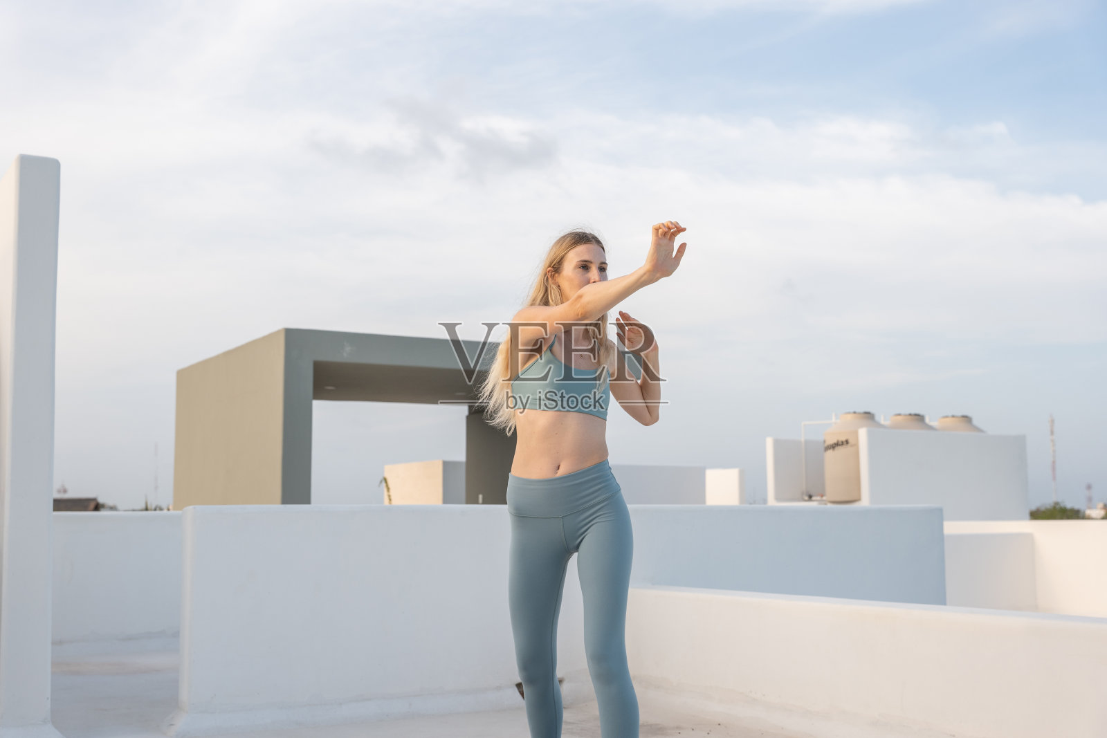 年轻女子在户外锻炼照片摄影图片