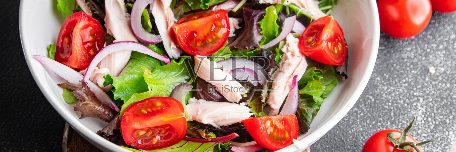 鸡胸肉沙拉番茄，生菜，洋葱健康餐小吃在桌子上复制太空食品背景照片摄影图片