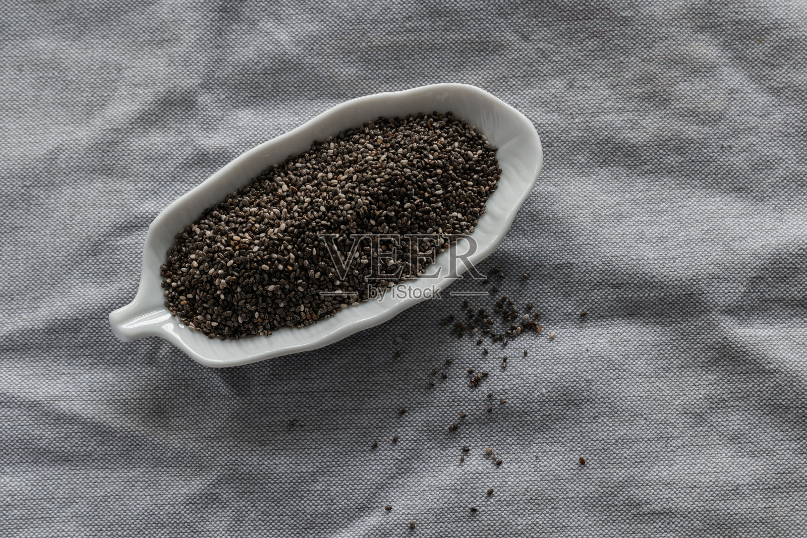 桌子上放着奇亚籽照片摄影图片