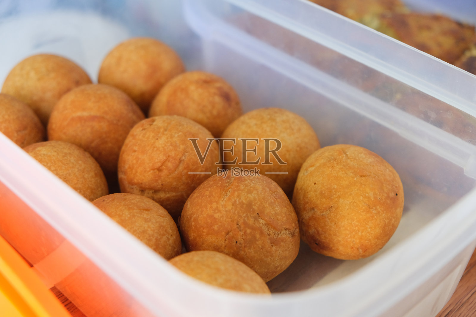 Gulha通常被翻译为鱼丸，它是一种裹在油炸脆壳中的美味馅料。照片摄影图片