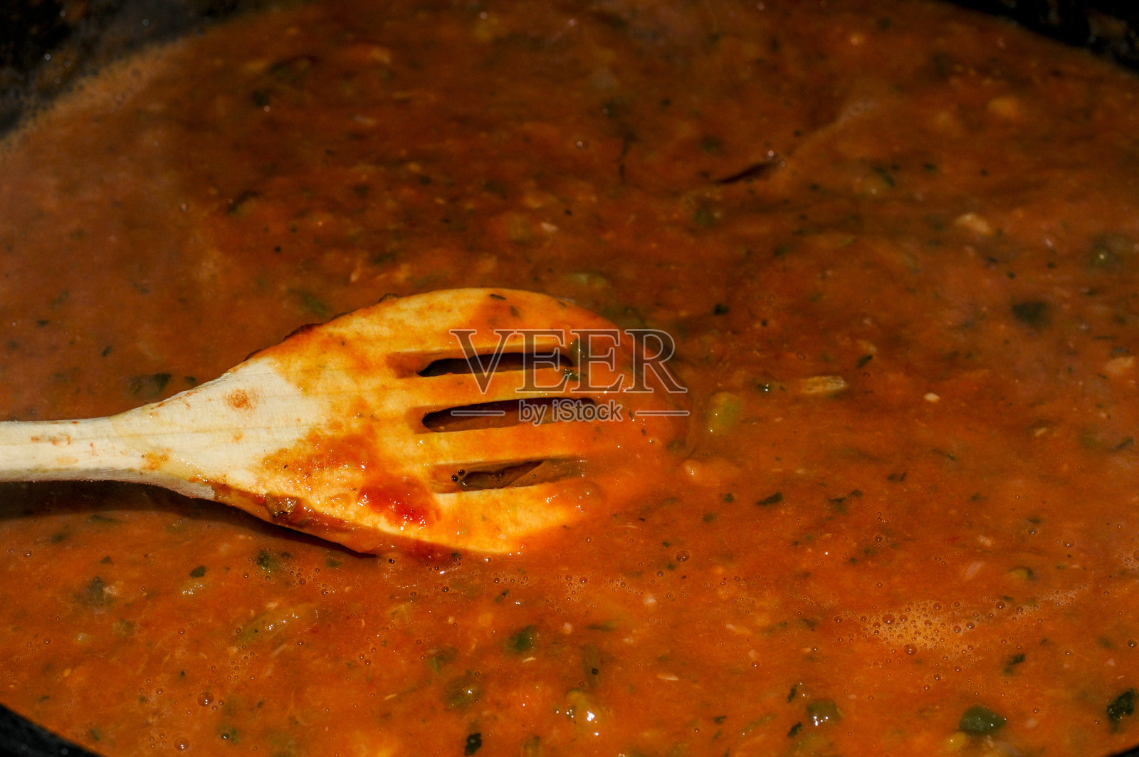 豆芽蔬菜布丁，用金属锅煮。照片摄影图片