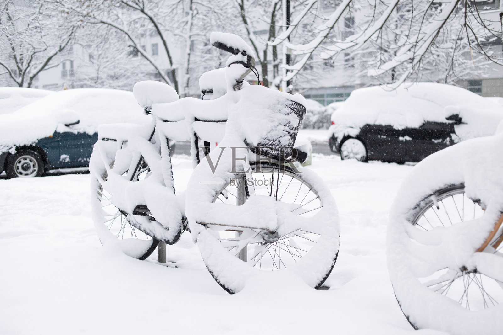 冬天在一个城市，街道被雪覆盖照片摄影图片