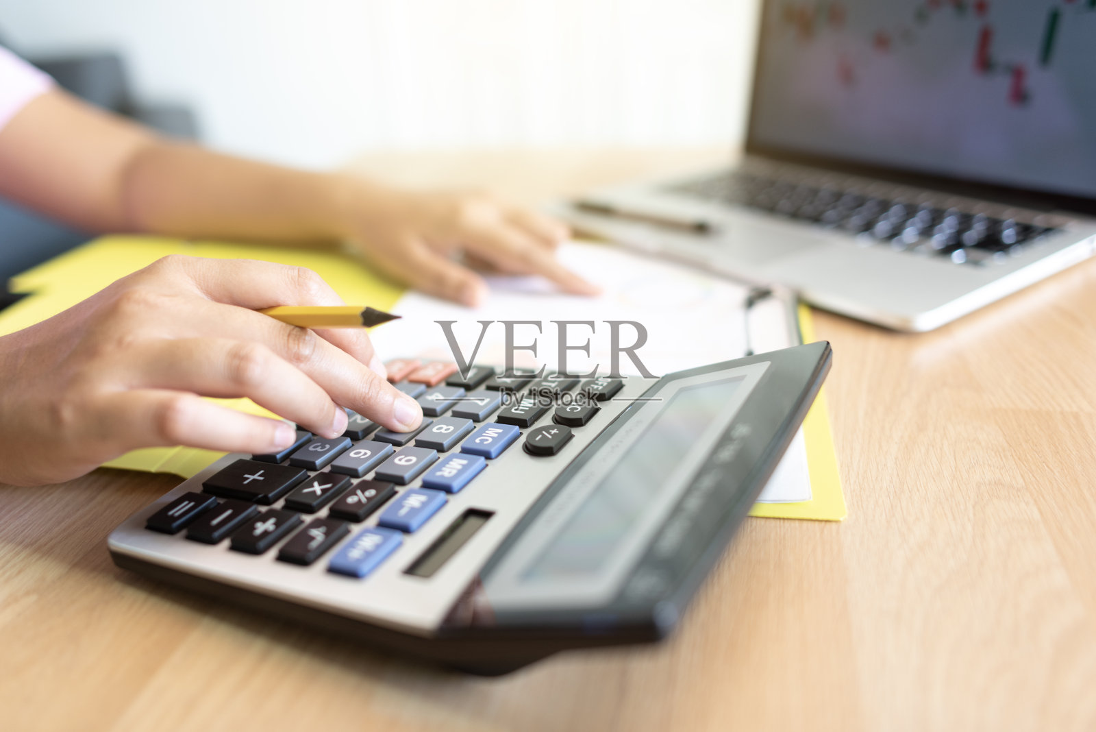 银行职员用计算器检查账户。照片摄影图片