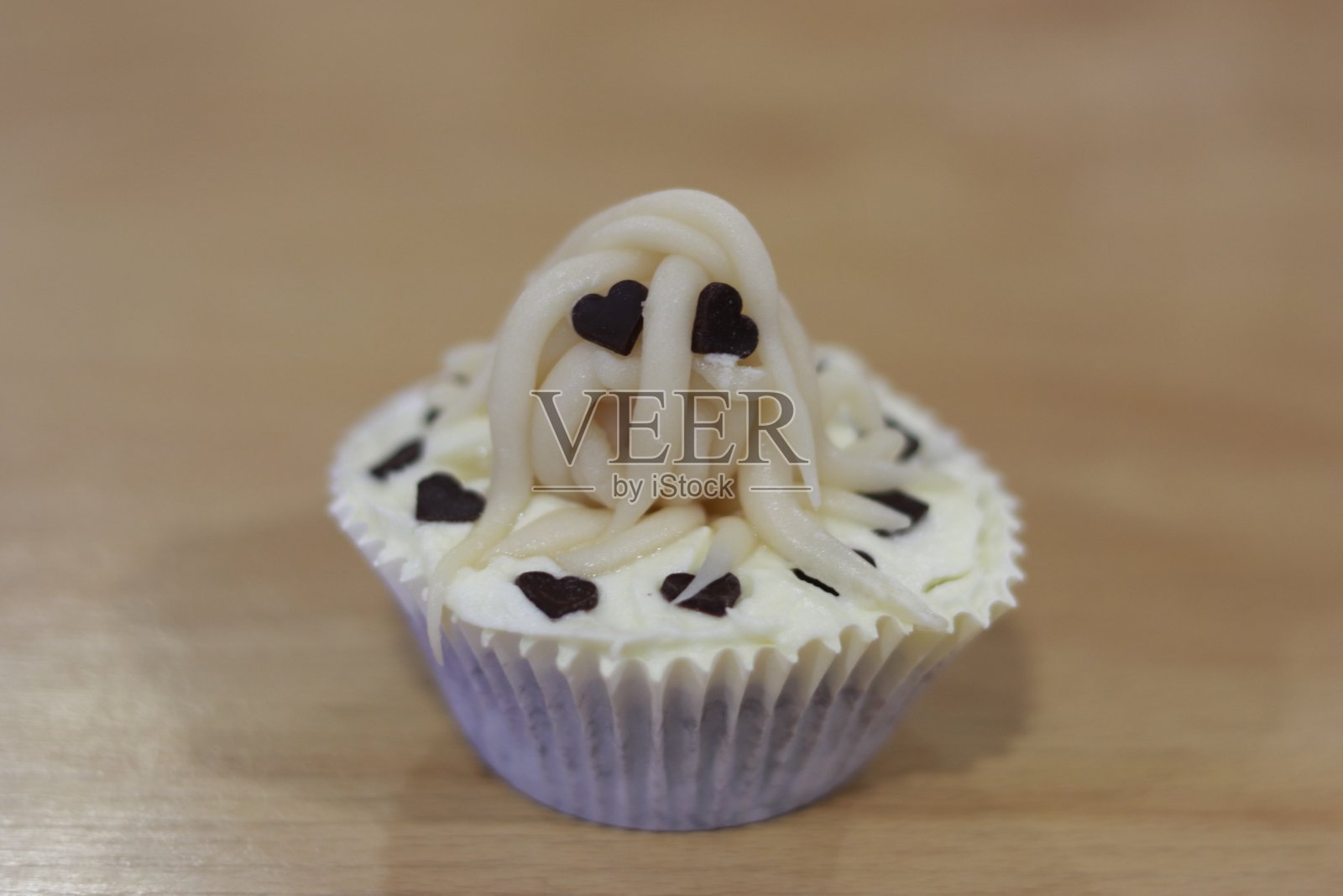 装饰成飞行意大利面怪物的纸杯蛋糕。照片摄影图片