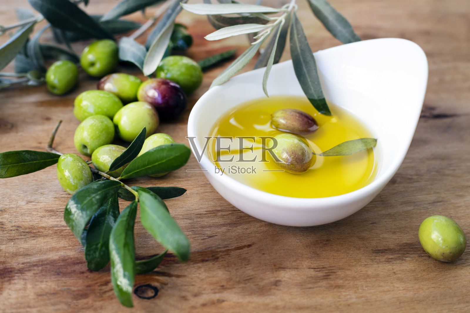 生青橄榄和橄榄油照片摄影图片