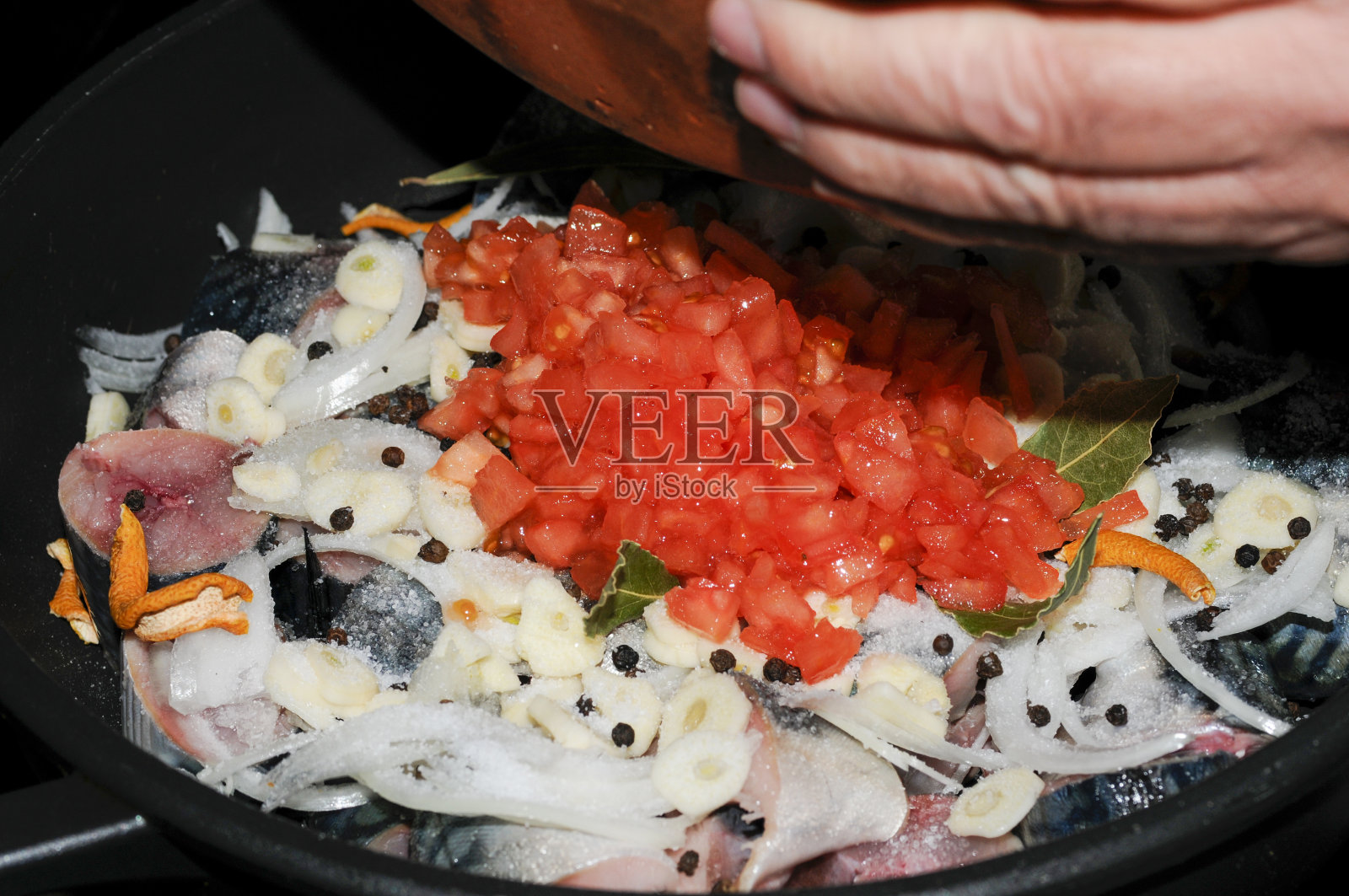 准备做一些欧椋鸟或腌鲭鱼。照片摄影图片