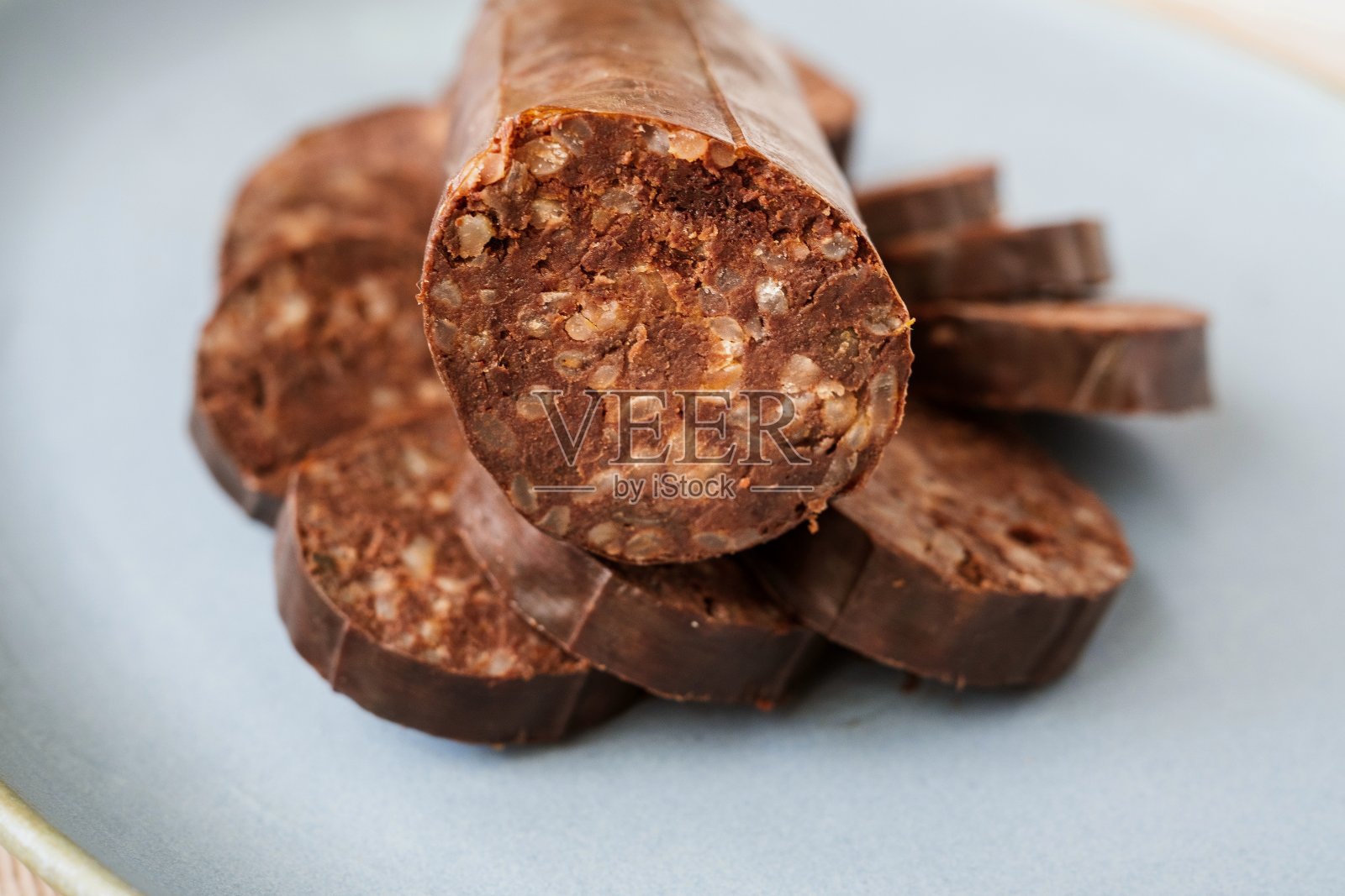 Morcilla de Burgos是一种由大米、猪血、洋葱、猪油、盐、胡椒、辣椒粉和牛至制成的香肠。典型的西班牙美食照片摄影图片