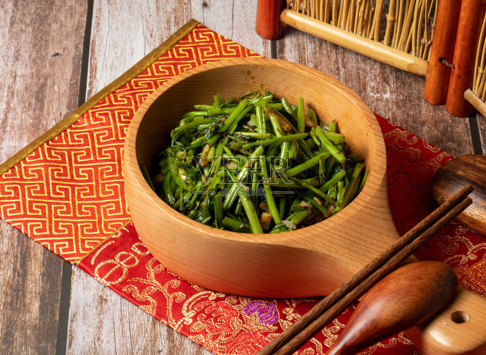 虾酱炸水菠菜在木盘孤立的餐桌边的台湾食物照片摄影图片