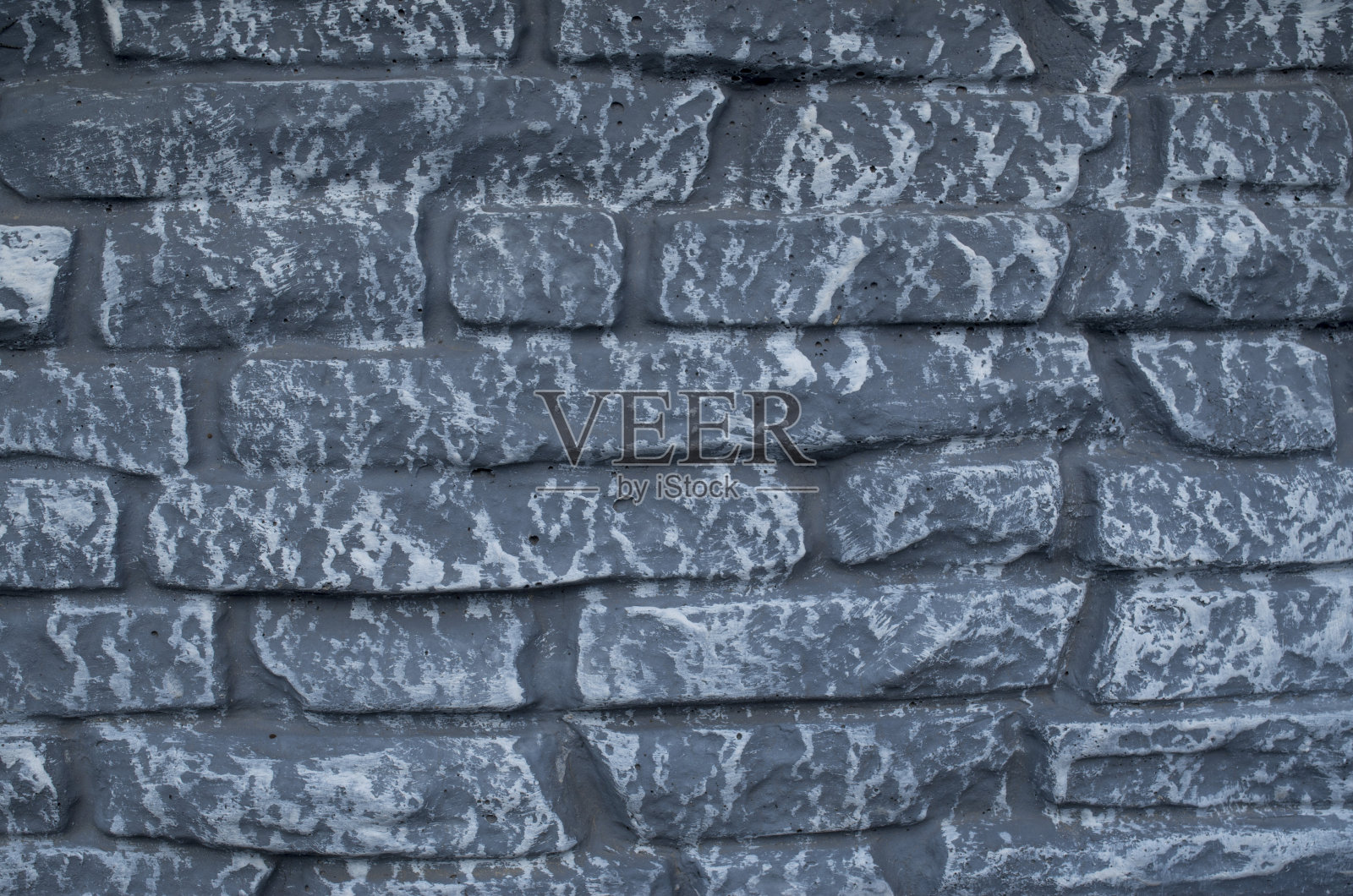 墙上贴着仿石头的黑色瓷砖照片摄影图片