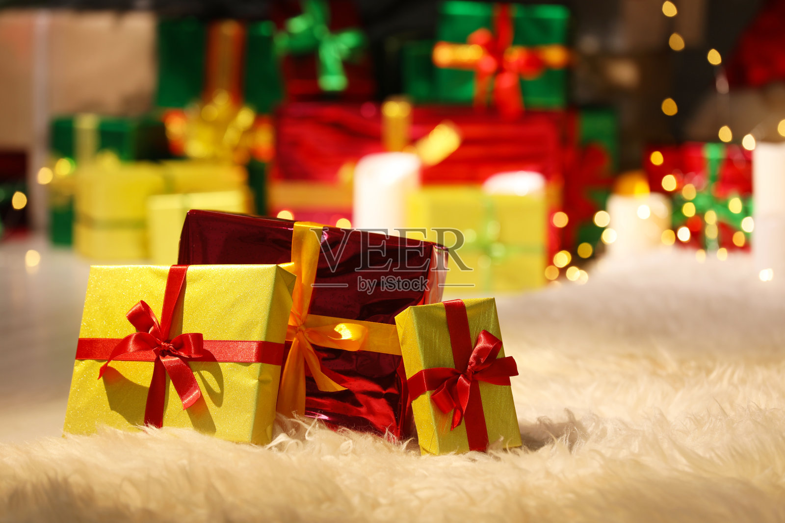 房间里毛茸茸的地毯上放着漂亮的圣诞礼物照片摄影图片