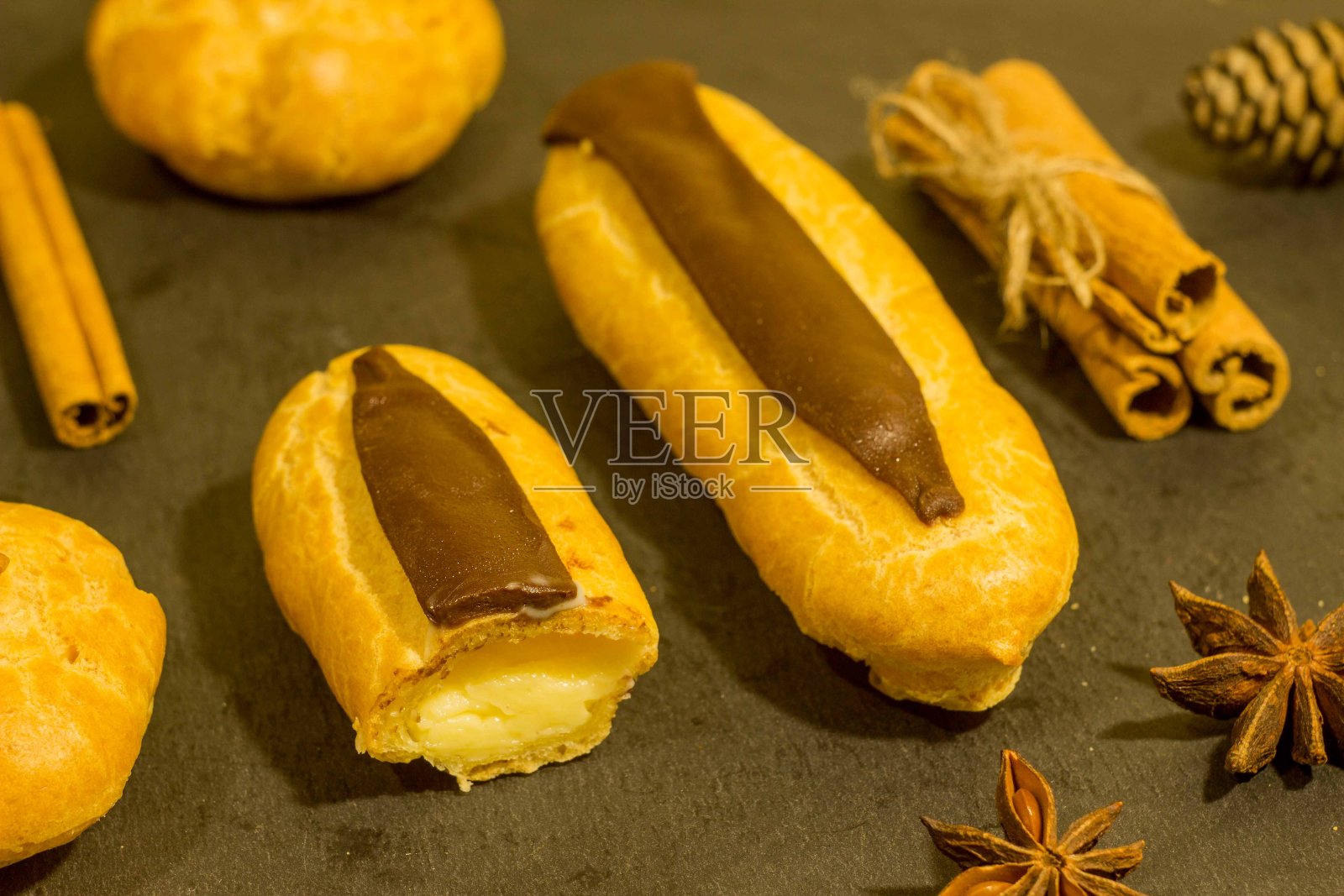 奶油夹心的泡芙和蛋糕照片摄影图片