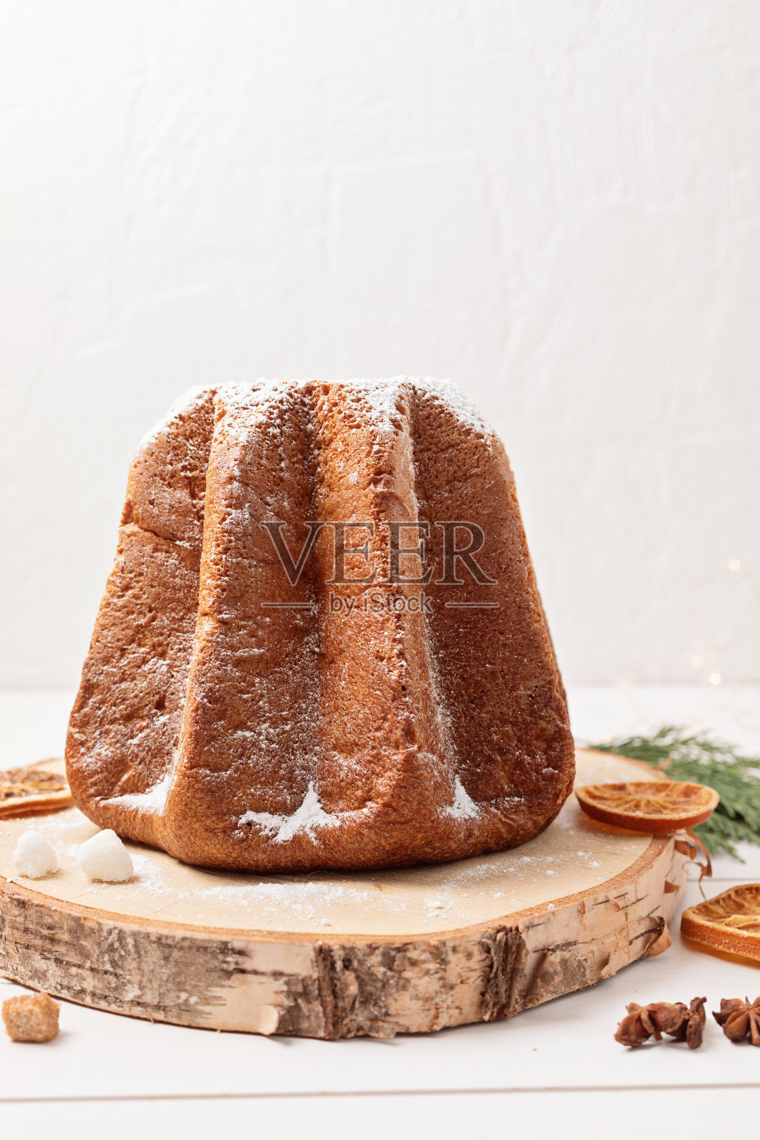 Pandoro是意大利传统的圣诞糖果，用于庆祝冬季节日。圣诞甜点，节日晚餐概念照片摄影图片