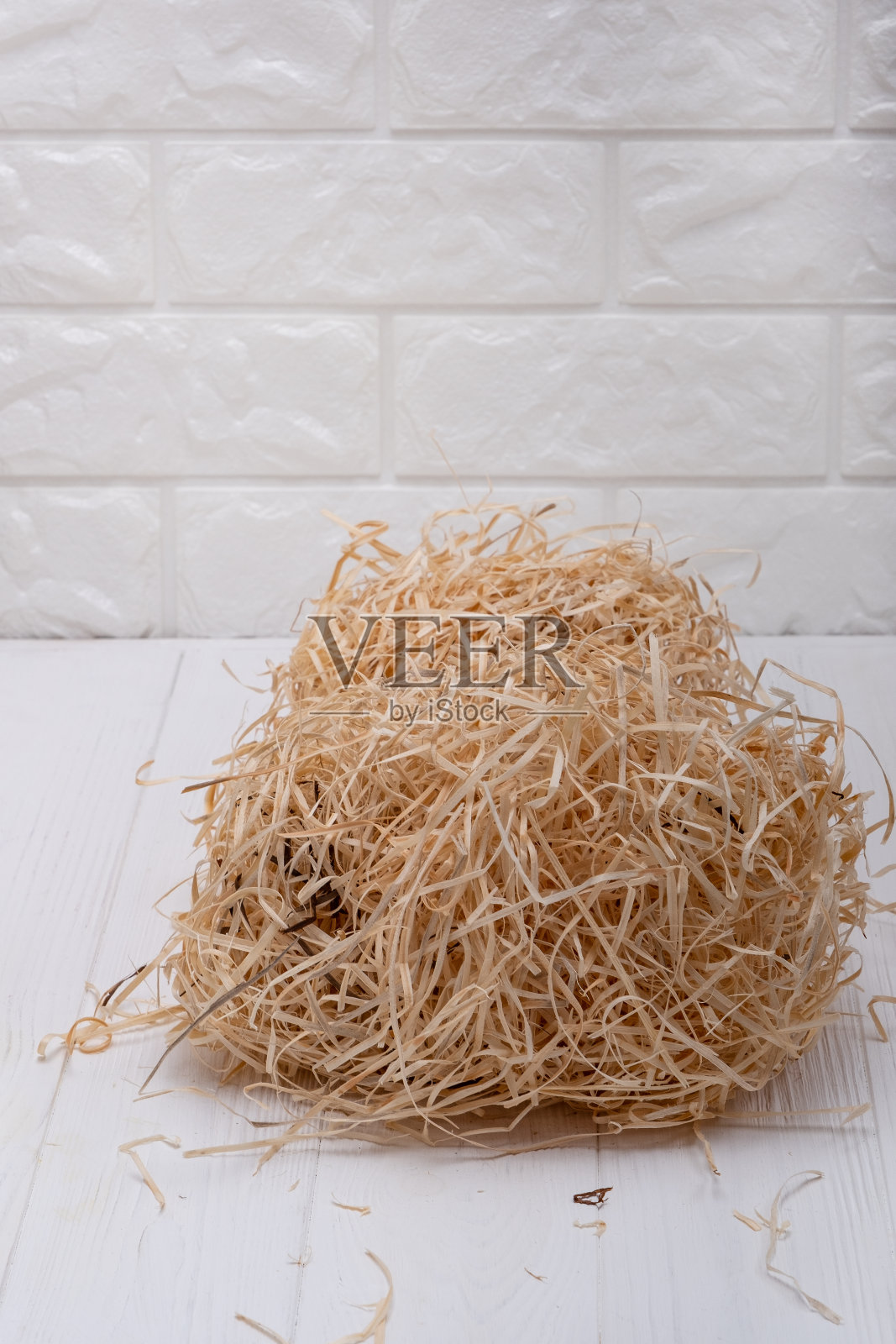 木屑。装饰包装材料，天然木丝木屑照片摄影图片