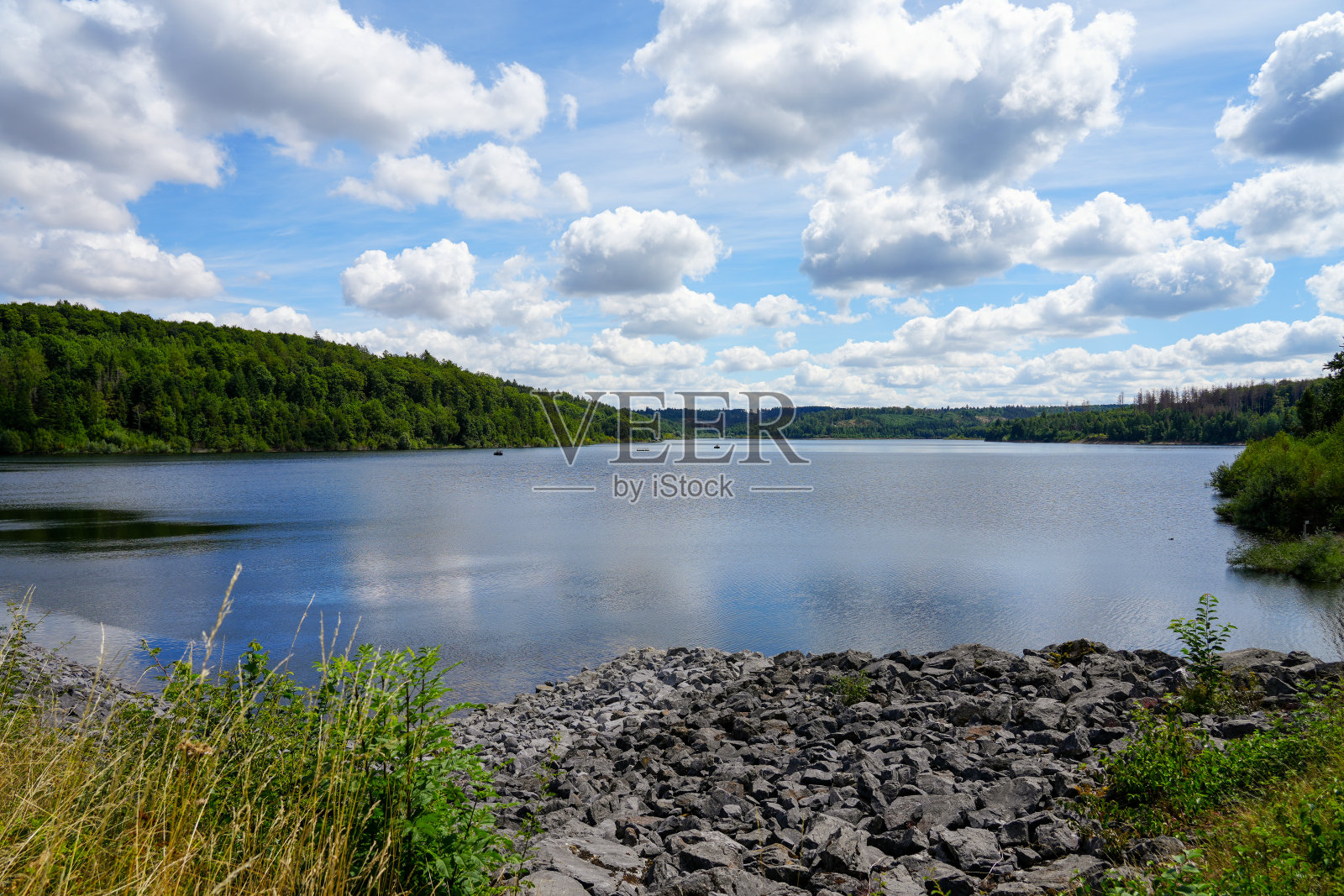 巴德附近的Aabachtalsperre的视图Wünnenberg。阿巴赫大坝与周围的自然环境。照片摄影图片