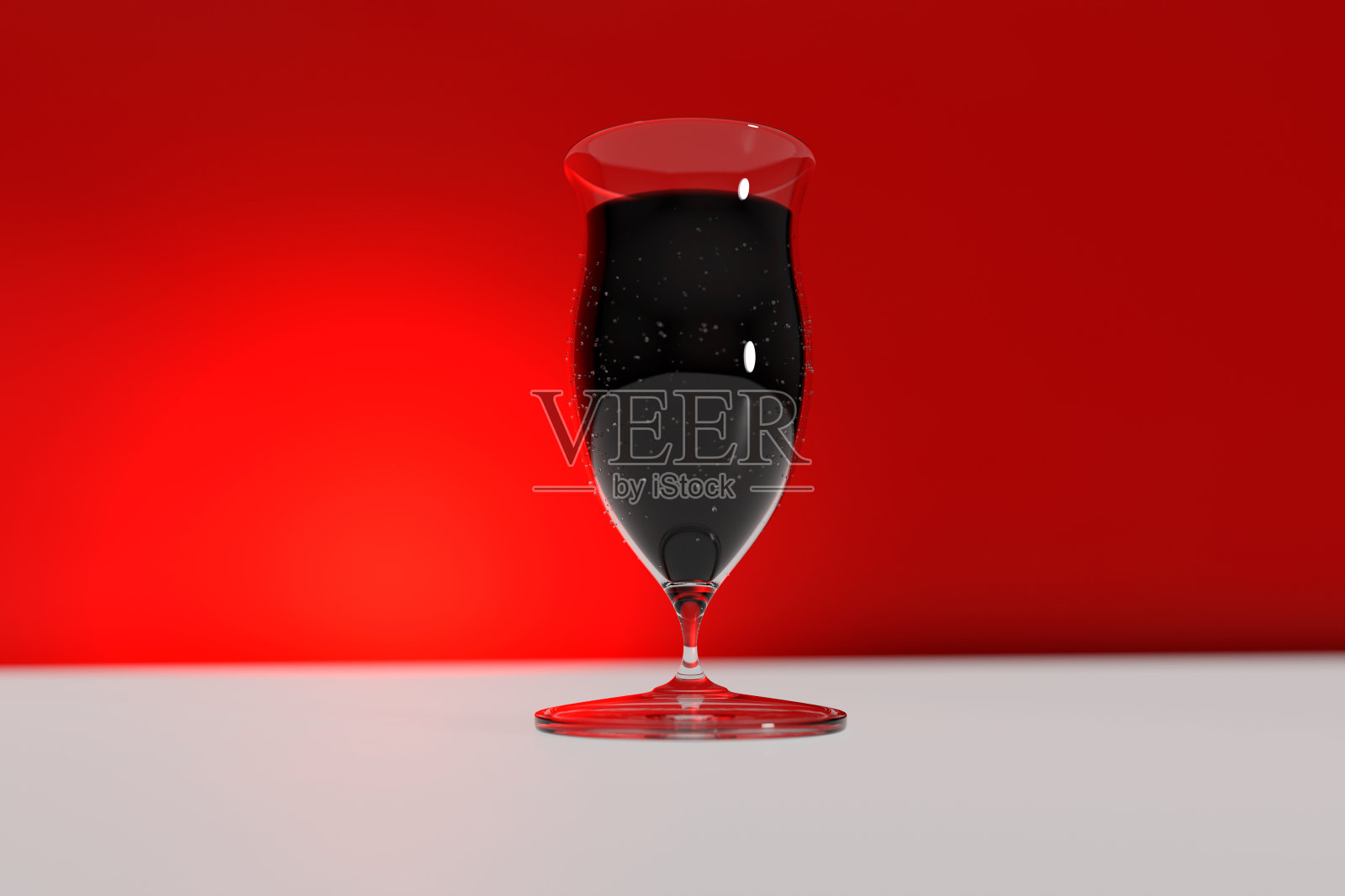 深色微气泡冷饮，白色表面，红色背景。照片摄影图片