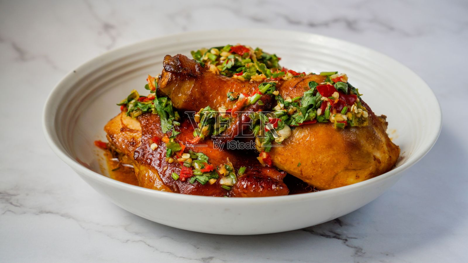 烤鸡蚝配上泰国辣酱、香菜、酸橙汁、红辣椒和青椒照片摄影图片