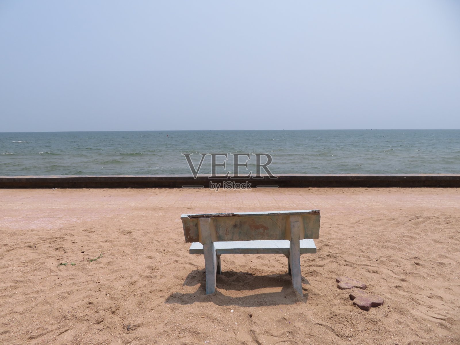 黄海边的长椅。之前COVID-19照片摄影图片