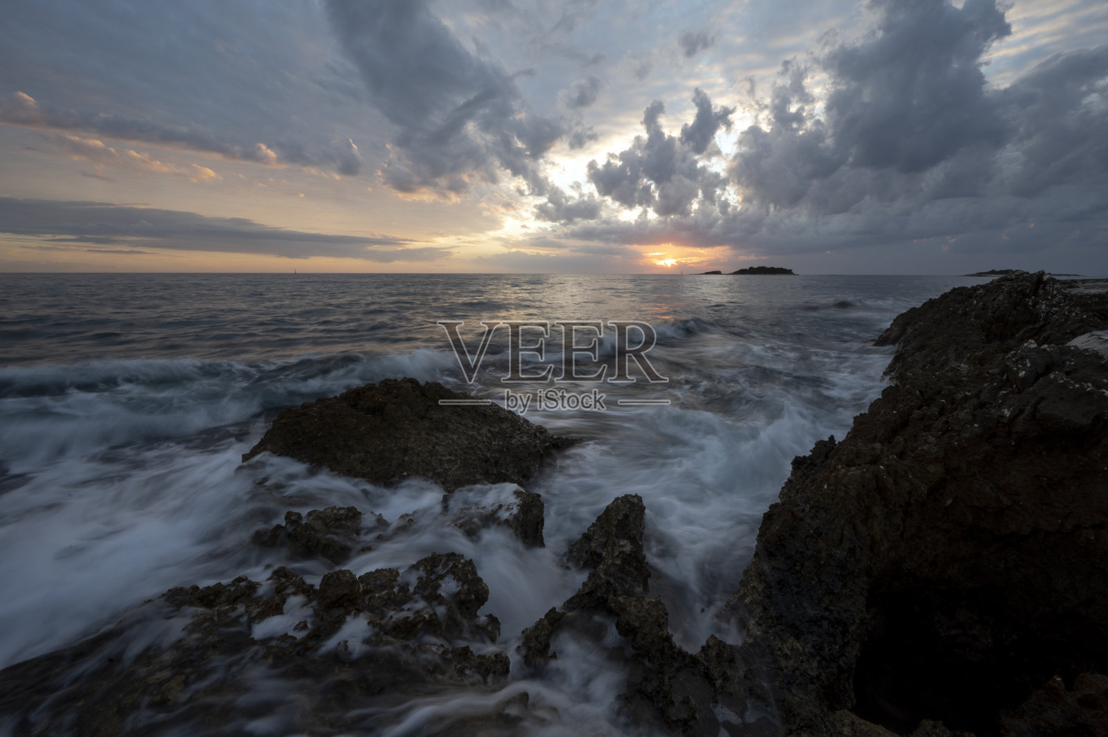 克罗地亚波雷克附近的亚得里亚海日落景观照片摄影图片