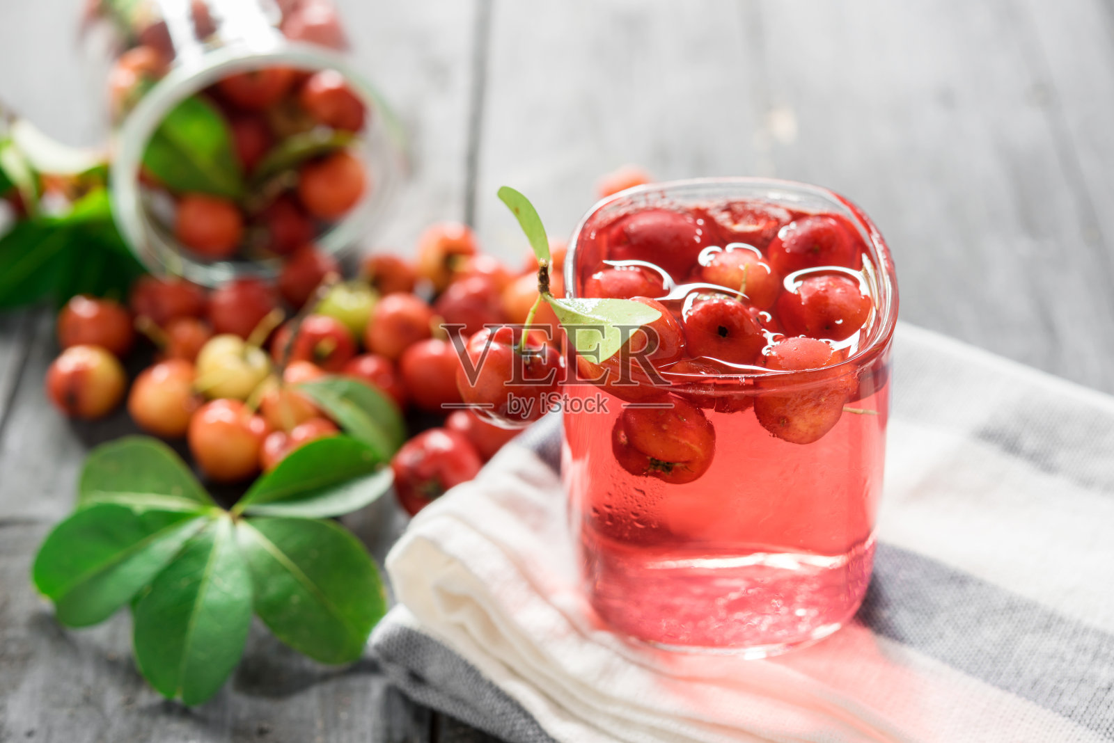 樱桃饮料与新鲜樱桃，樱桃汁，以木为背景，红色饮料照片摄影图片