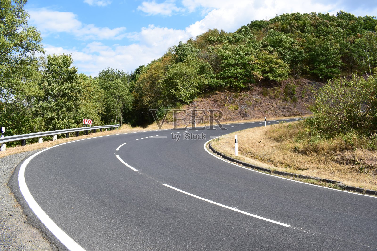 夏天的山路照片摄影图片
