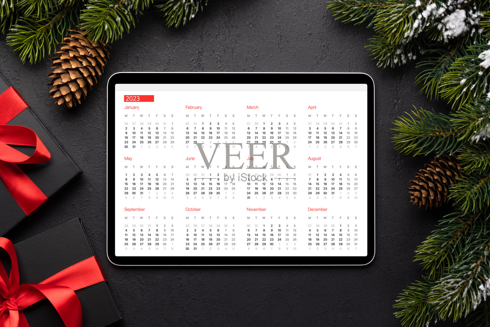 平板与日历，礼品盒和圣诞装饰照片摄影图片