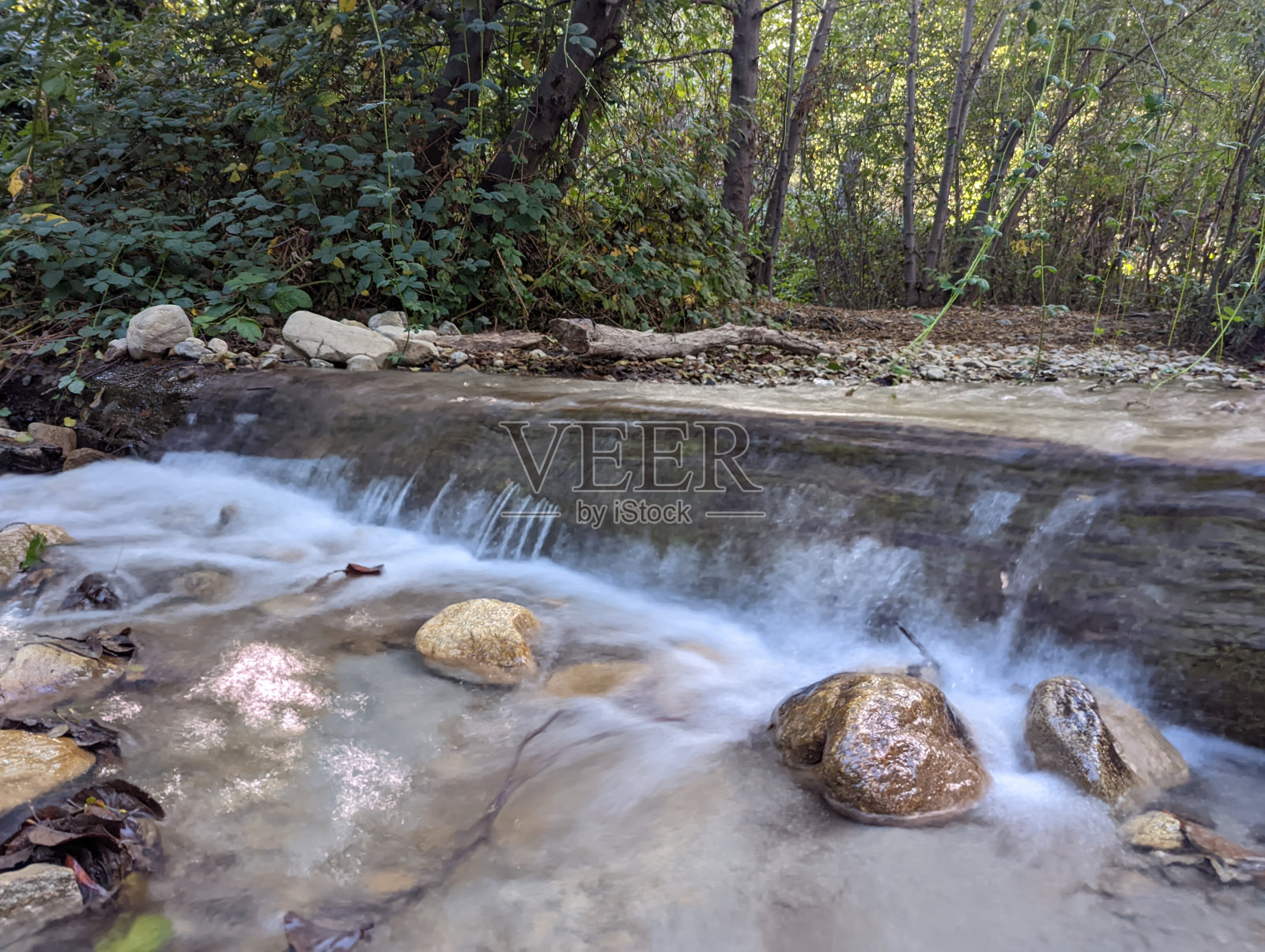 流动的小溪照片摄影图片