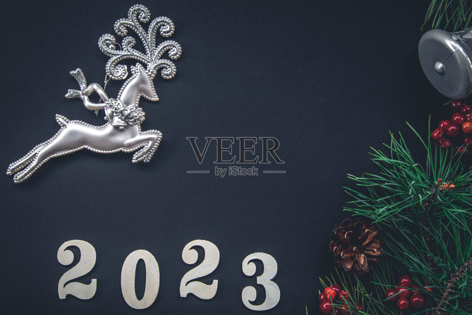 圣诞背景数字2023和装饰细节，平铺设。照片摄影图片